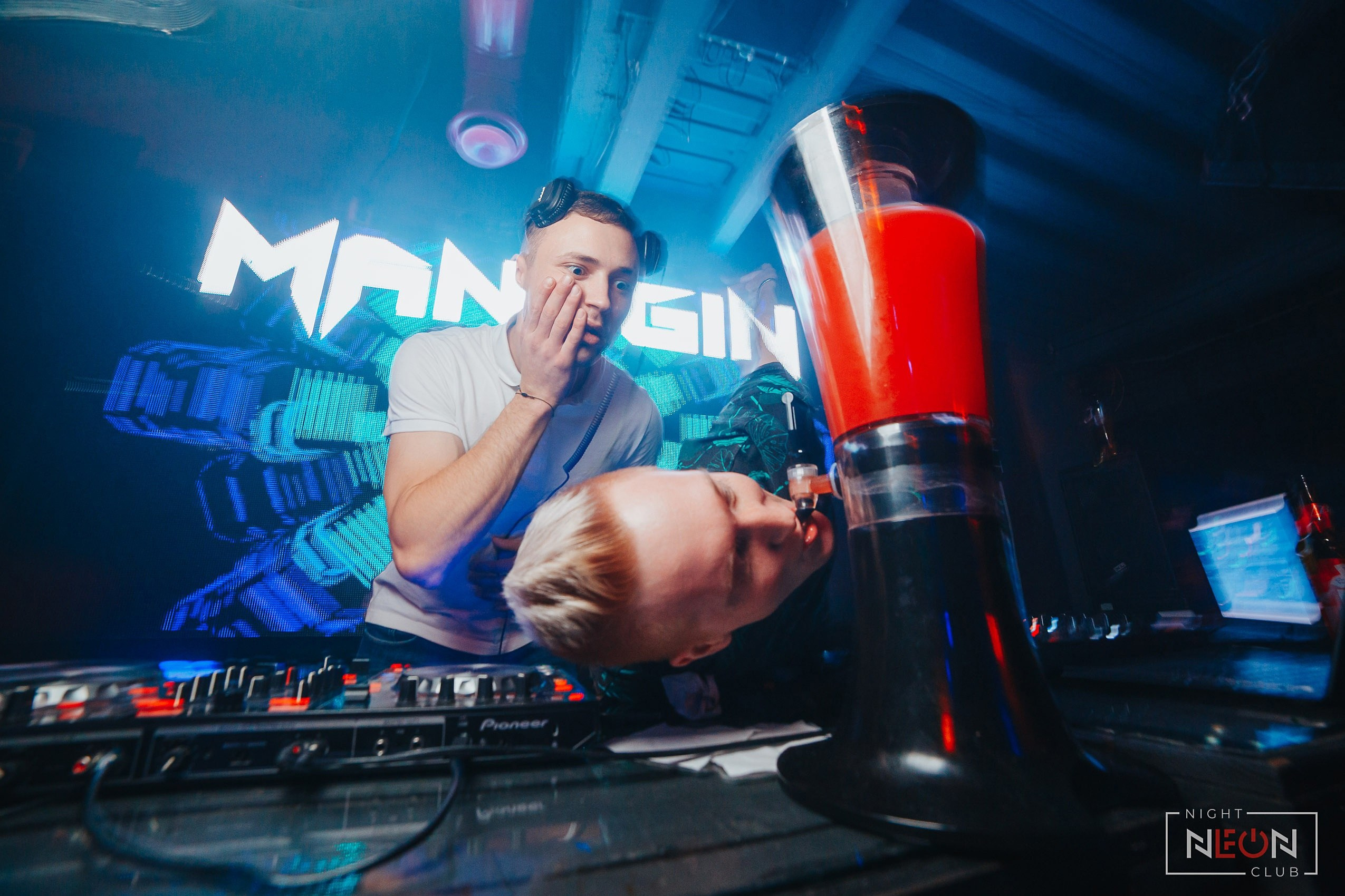 Ночной клуб НЕОН | Фотоотчеты NEON Барнаул. Репортажный (Event) фотограф в Барнауле | Даниил Маркин | Качество и вайб