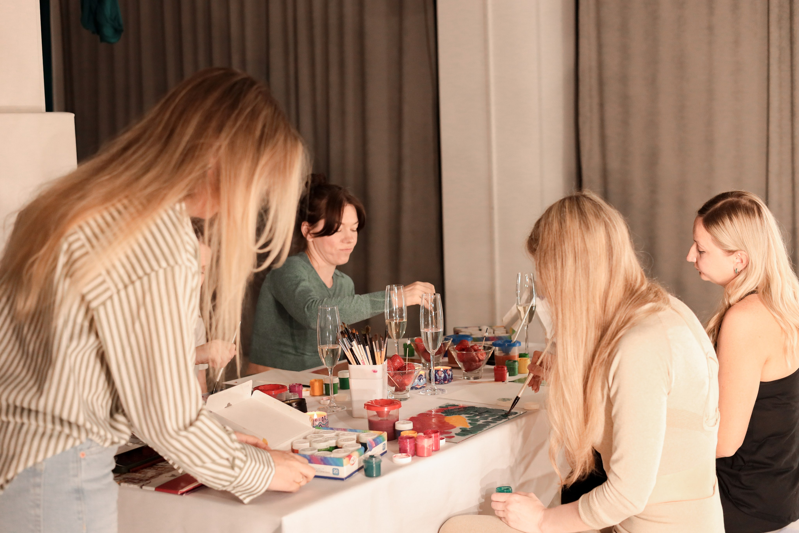 Арт-терапия + аэройога. Фотограф Надршина Лилия