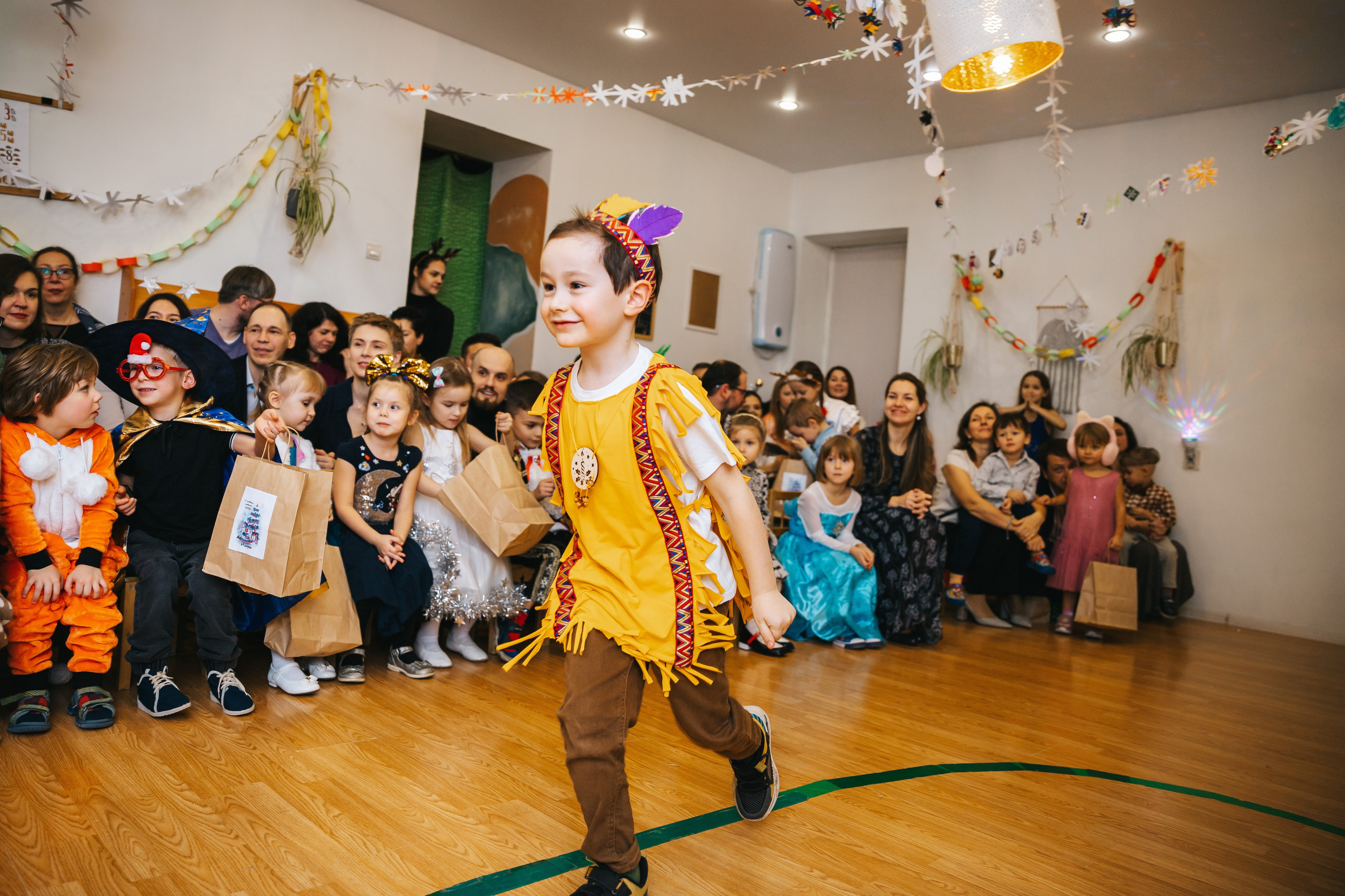 Новогодний утренник в Монтессори-садике. Семейный lifestyle фотограф в Санкт-Петербурге Людмила Пахомова