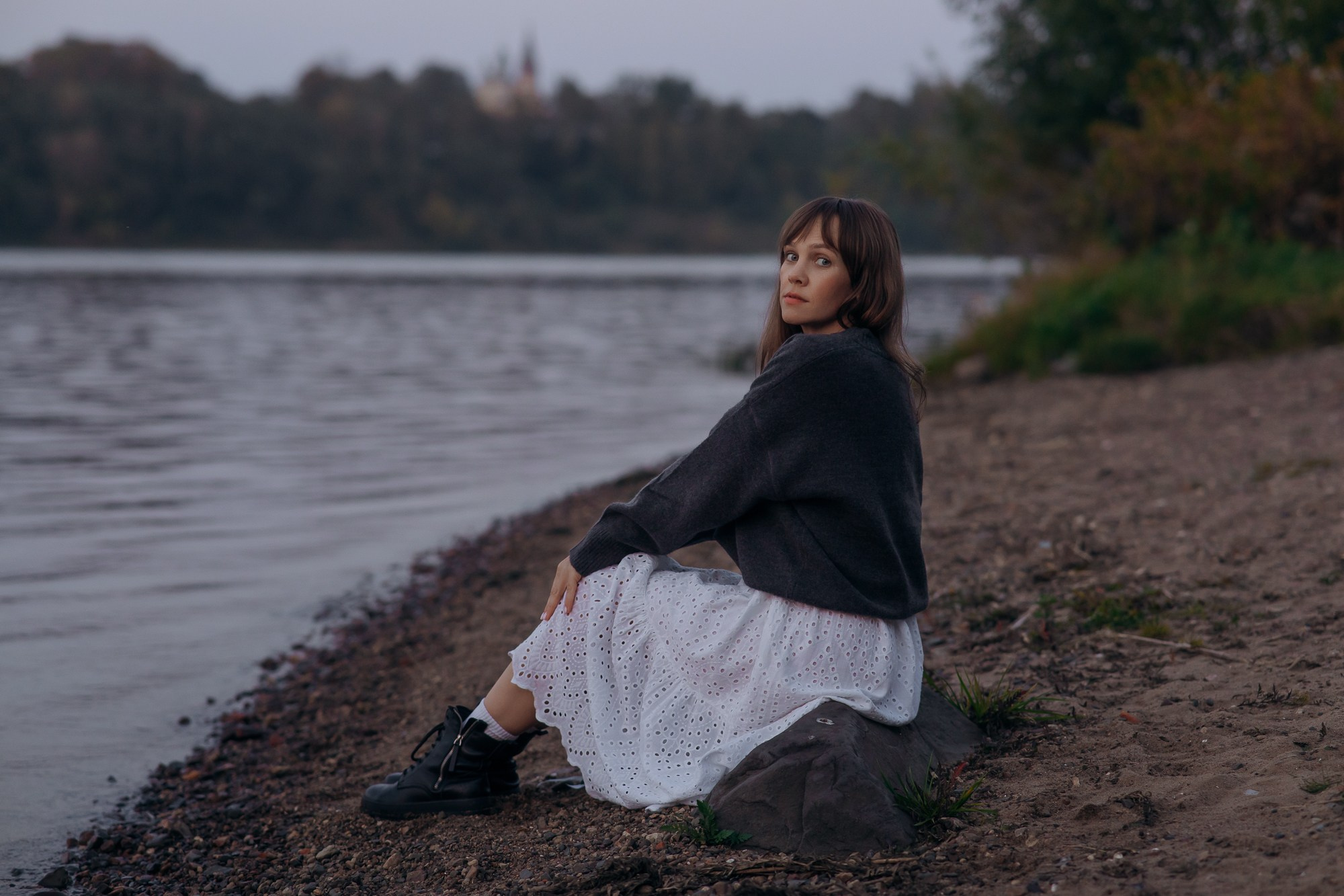 Индивидуальная летняя фотосессия на берегу реки. Свадебный и репортажный фотограф в Ярославле Евгений Сальников