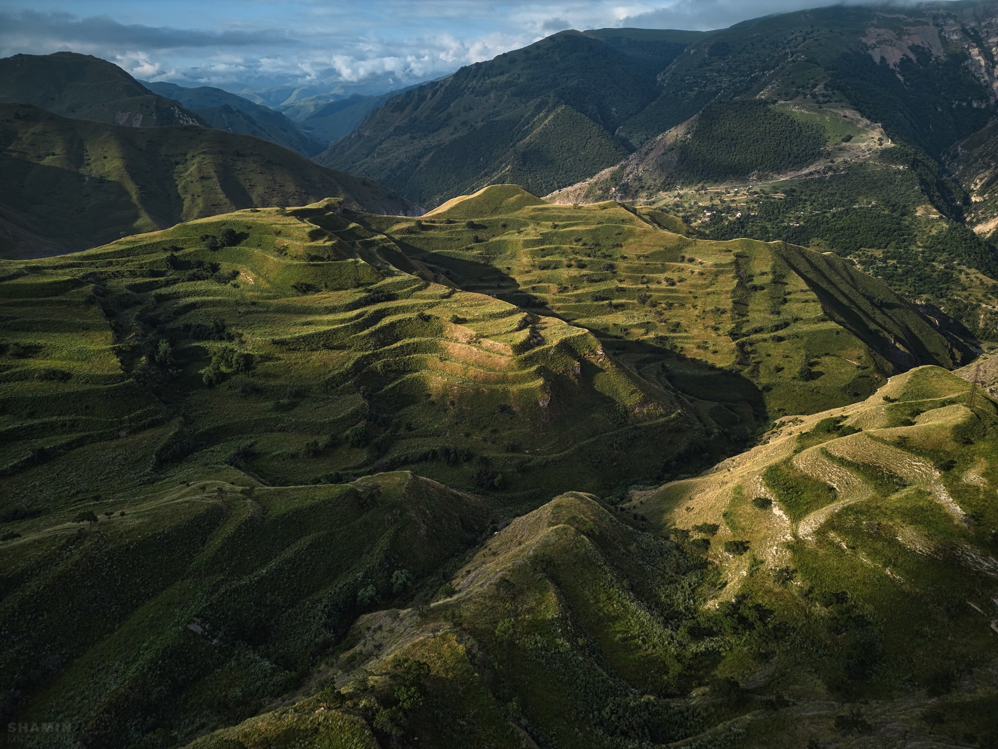 Фотографии горного Дагестана: величественные каньоны, изумрудные реки, древние башни и террасные склоны. Природа и архитектура республики в мягком свете рассветов и закатов, снятые с дрона и земли, передающие дух и масштаб Кавказа. Фотограф Константин Шамин