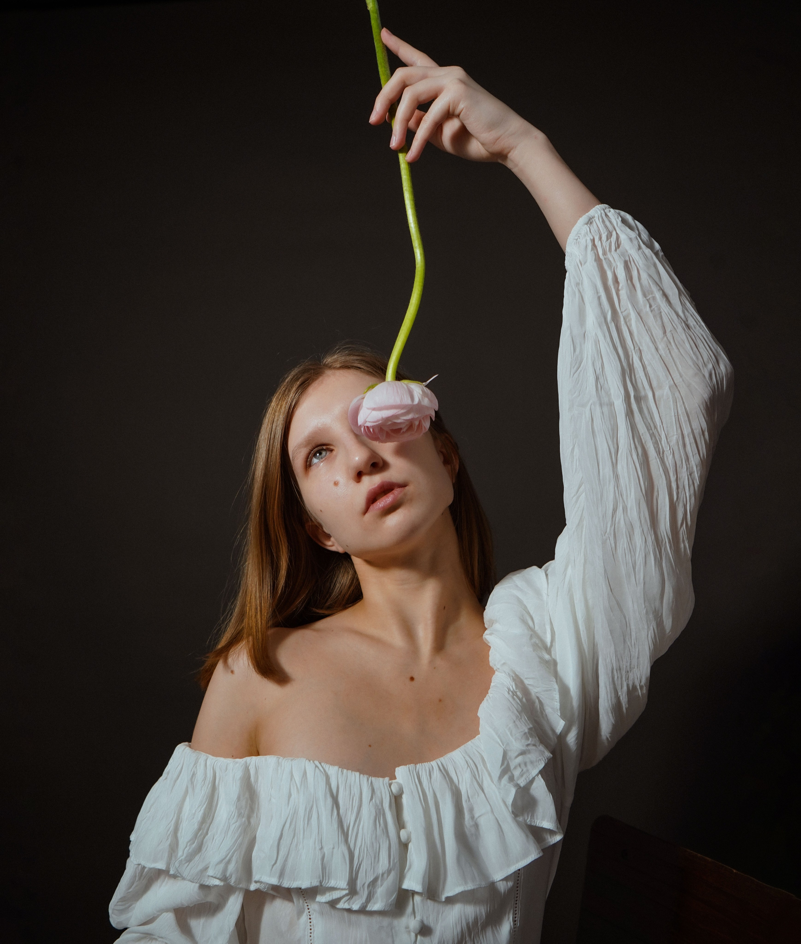 Портретная фотосессия в студии с цветами для Анны в Санкт-Петербург. Светлана Гопанюк. Портретный фотограф. Санкт-Петербург. СПб