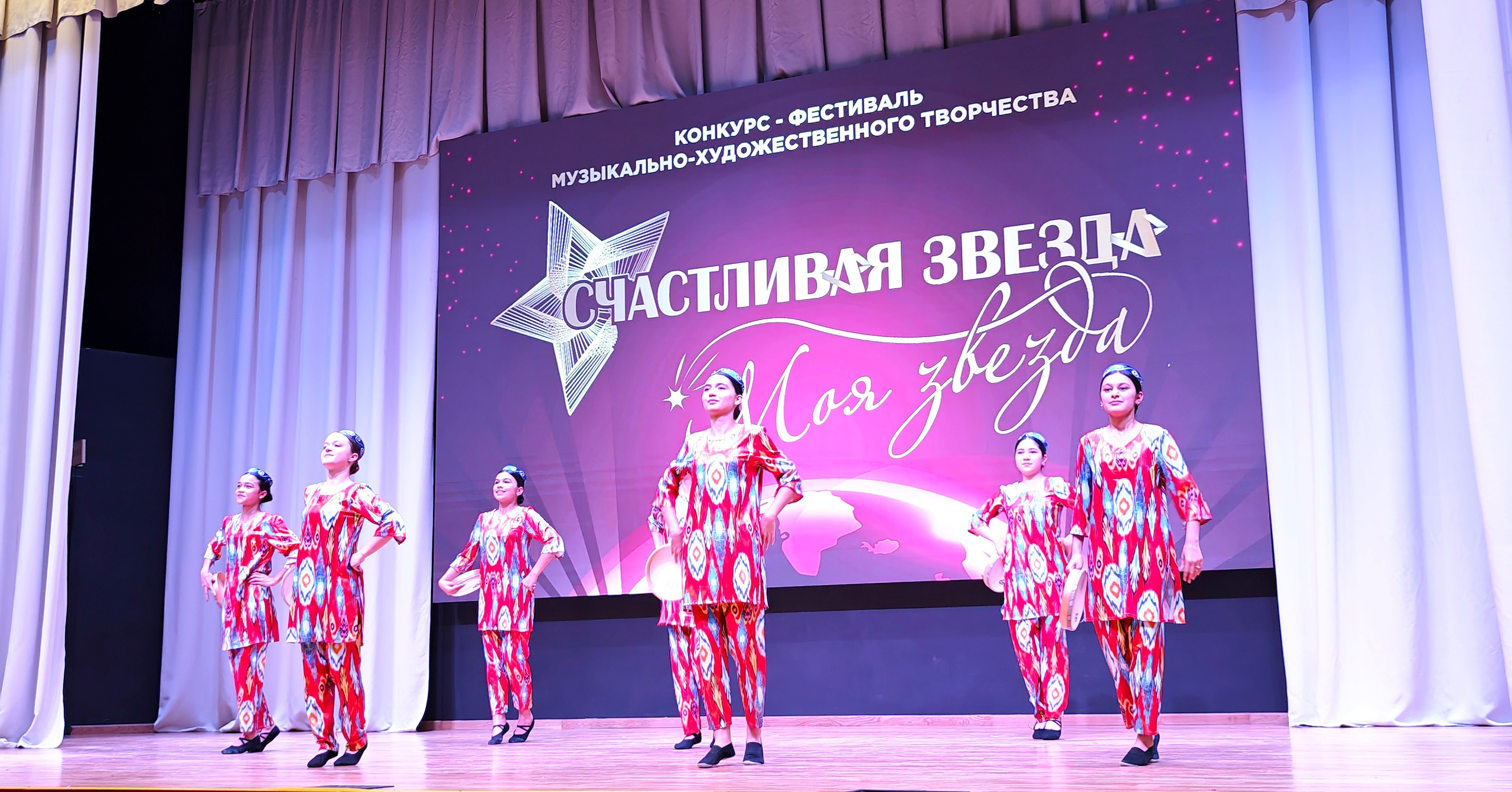 1 ноября 2025 г, г. Бохтар, Таджикистан. Золотое яблочко