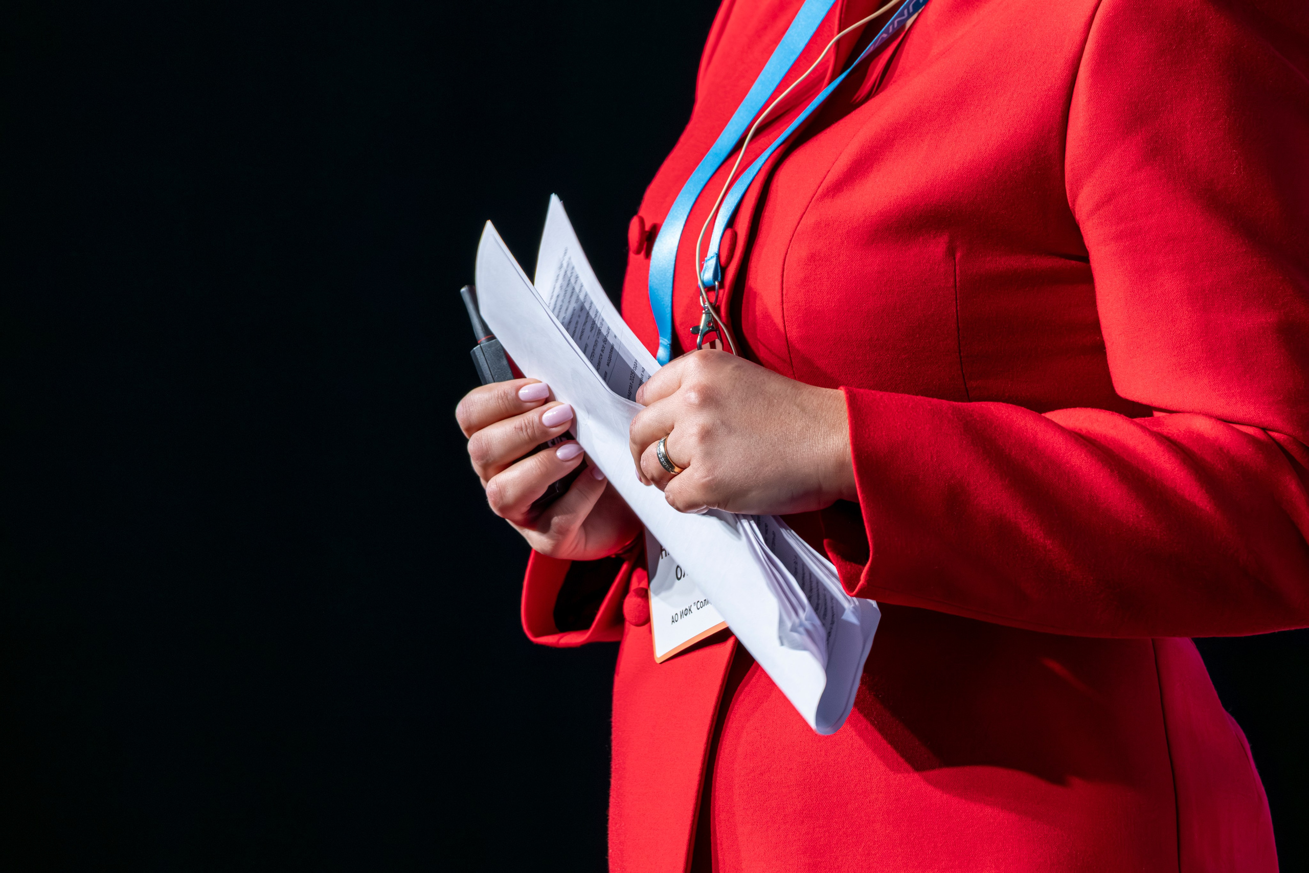 Крупный план рук на документах: детали переговоров.