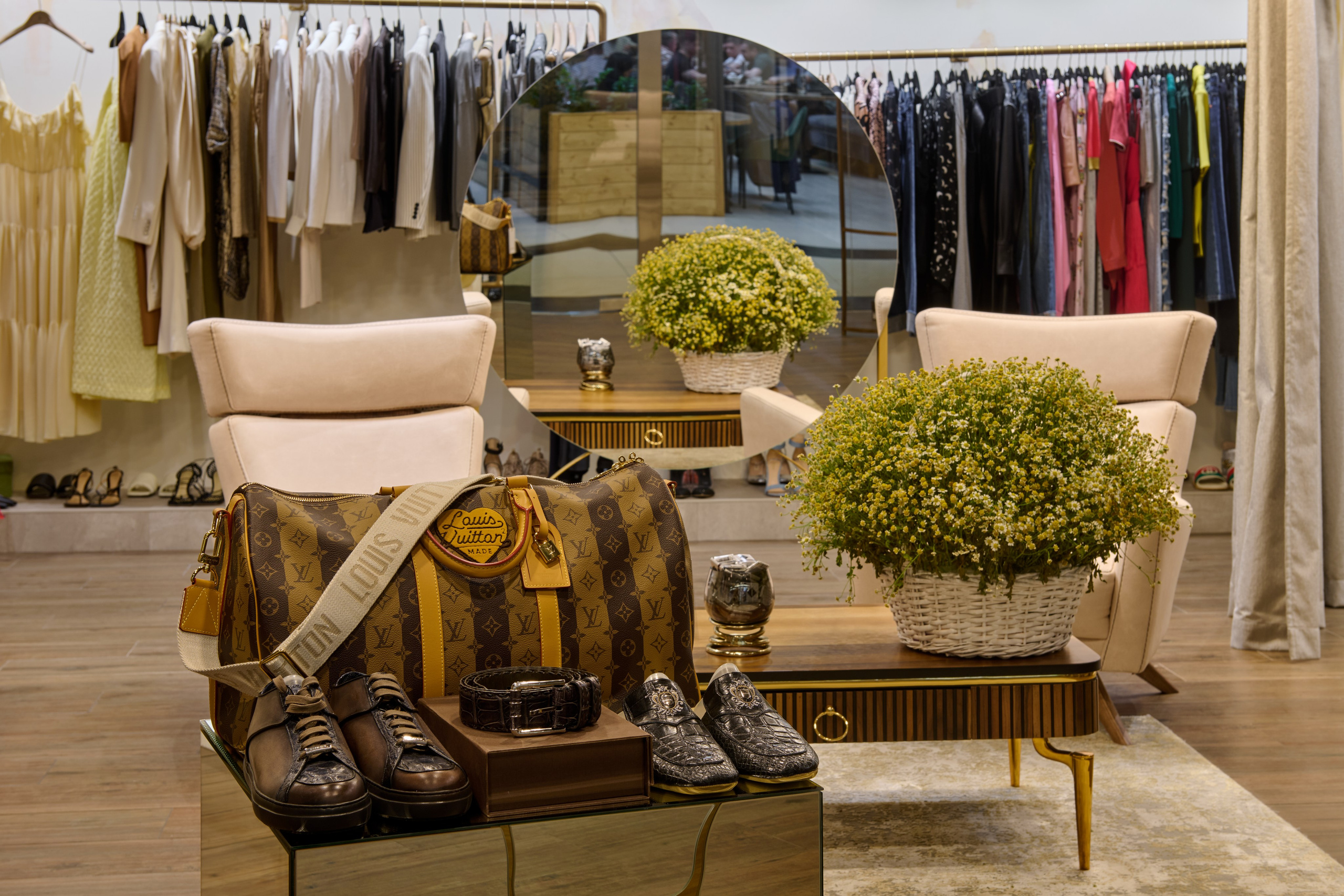 Экспозиционный стол и ассортимент, центральная зона бутика