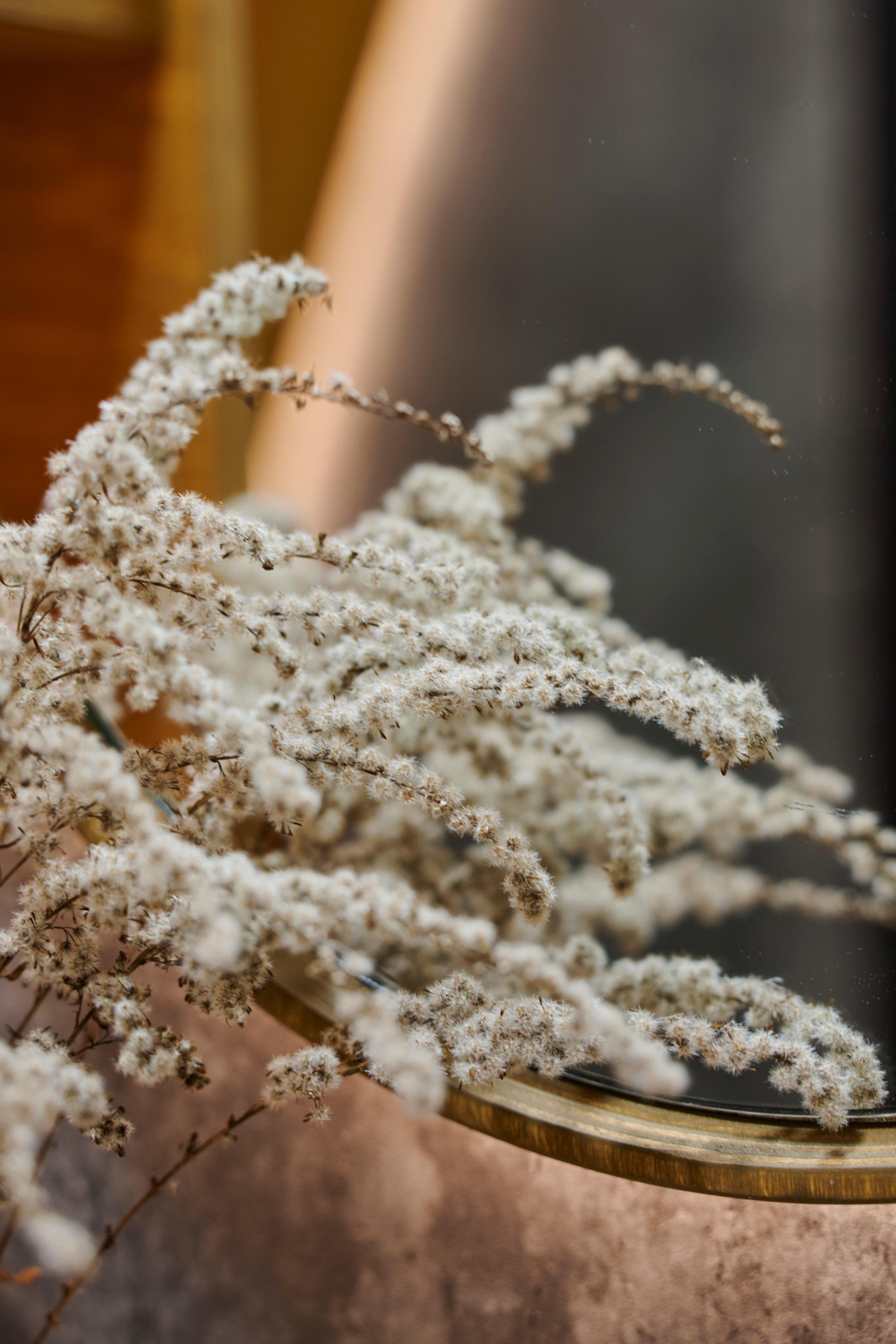 Текстиль крупным планом: плед и фактура ткани в свете.