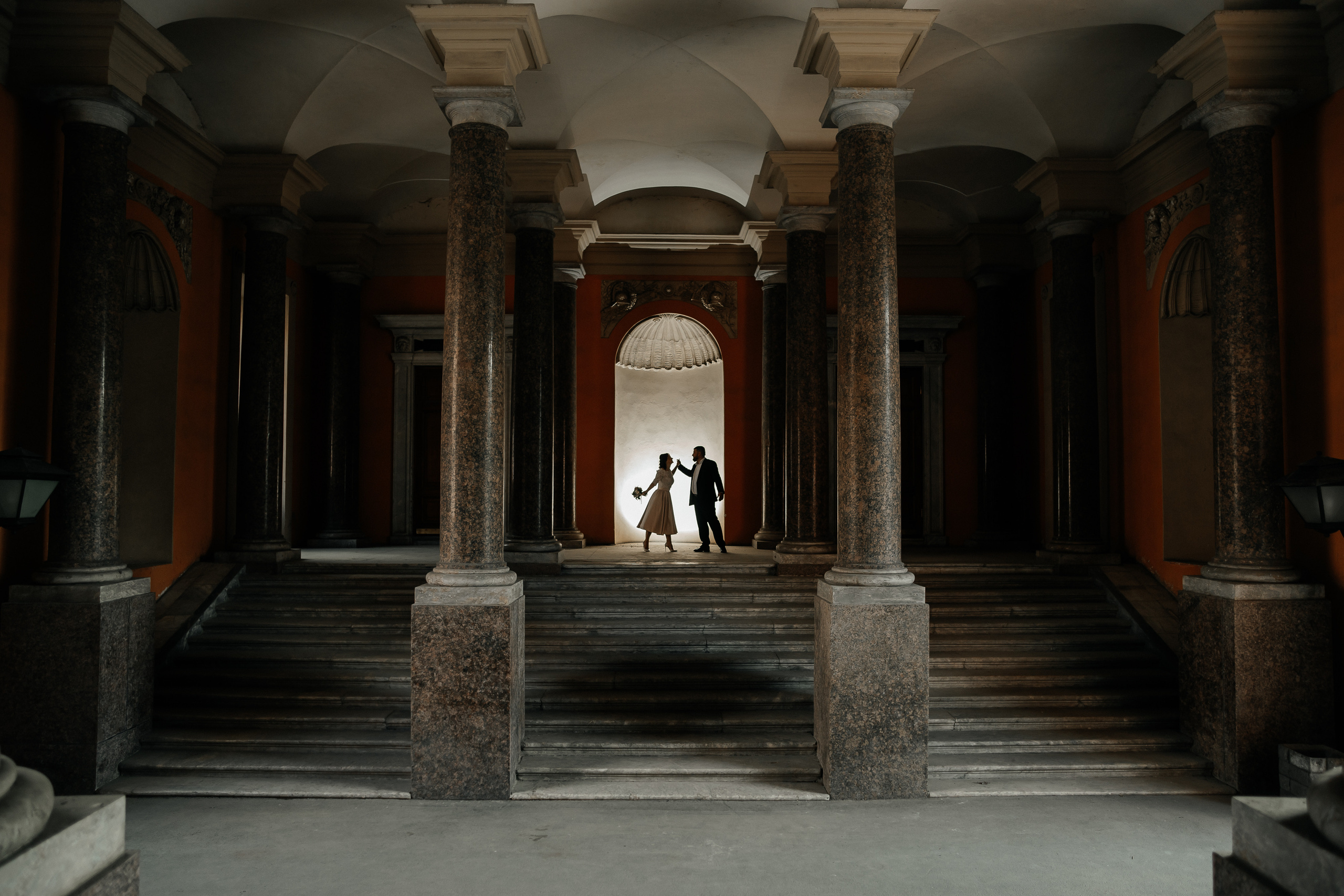 Жених и невеста танцуют в темноте в Михайловском замке