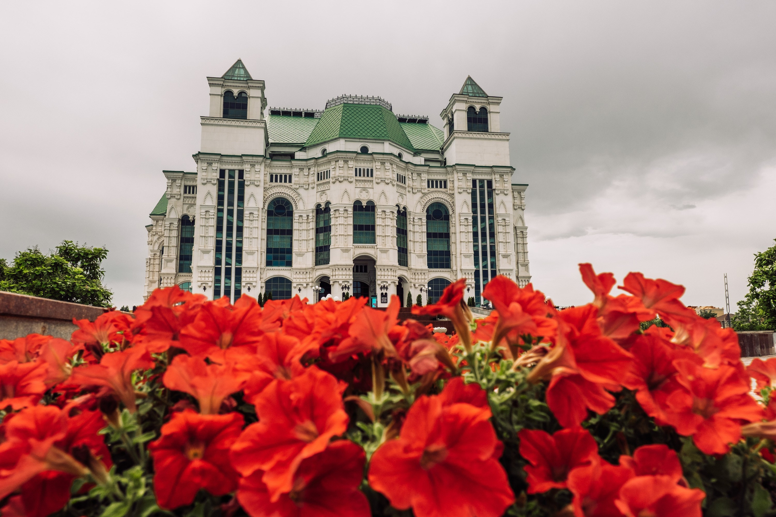 Театральный парк перед дождем. Фотограф Анатолий Деникин