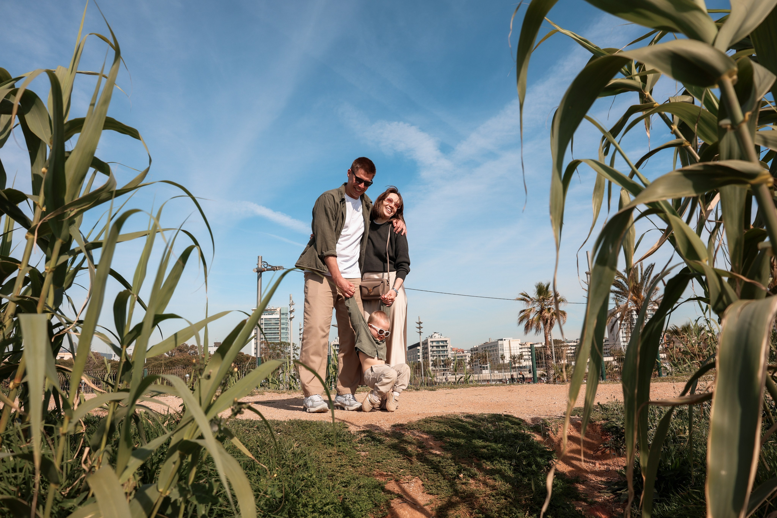 Seashore with a toddler. Natalia Zhuravleva|family, newborn, maternity photographer in Barcelona