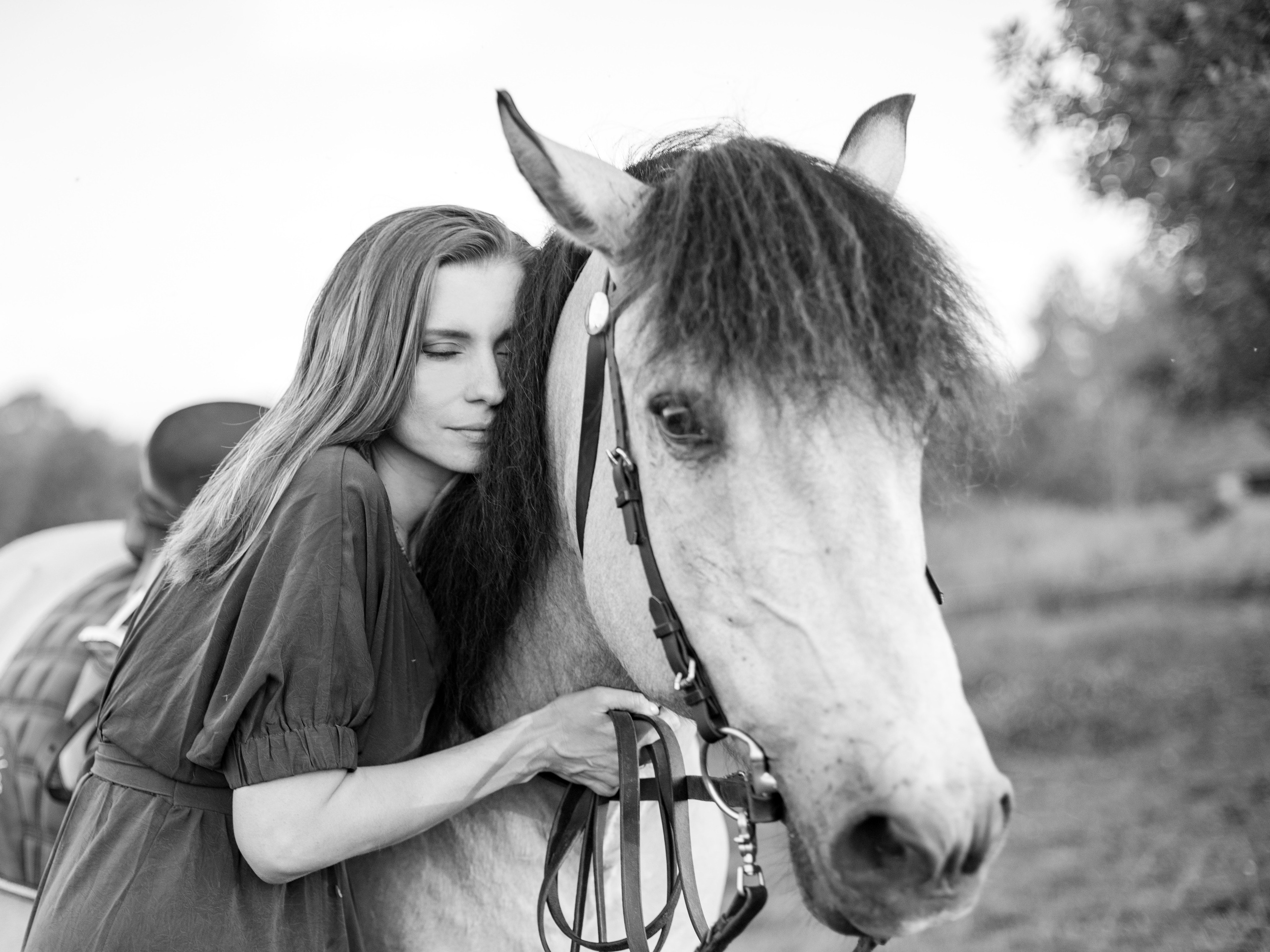 Выйти в лето в поле с конем. Видеограф и фотограф в Москве Анастасия Рябчикова
