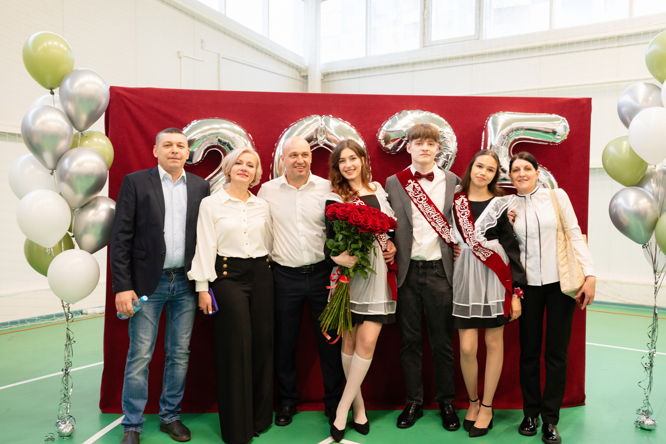 Съёмка выпускного в школе для 11 класса в Сургуте от профессионального школьного фотографа