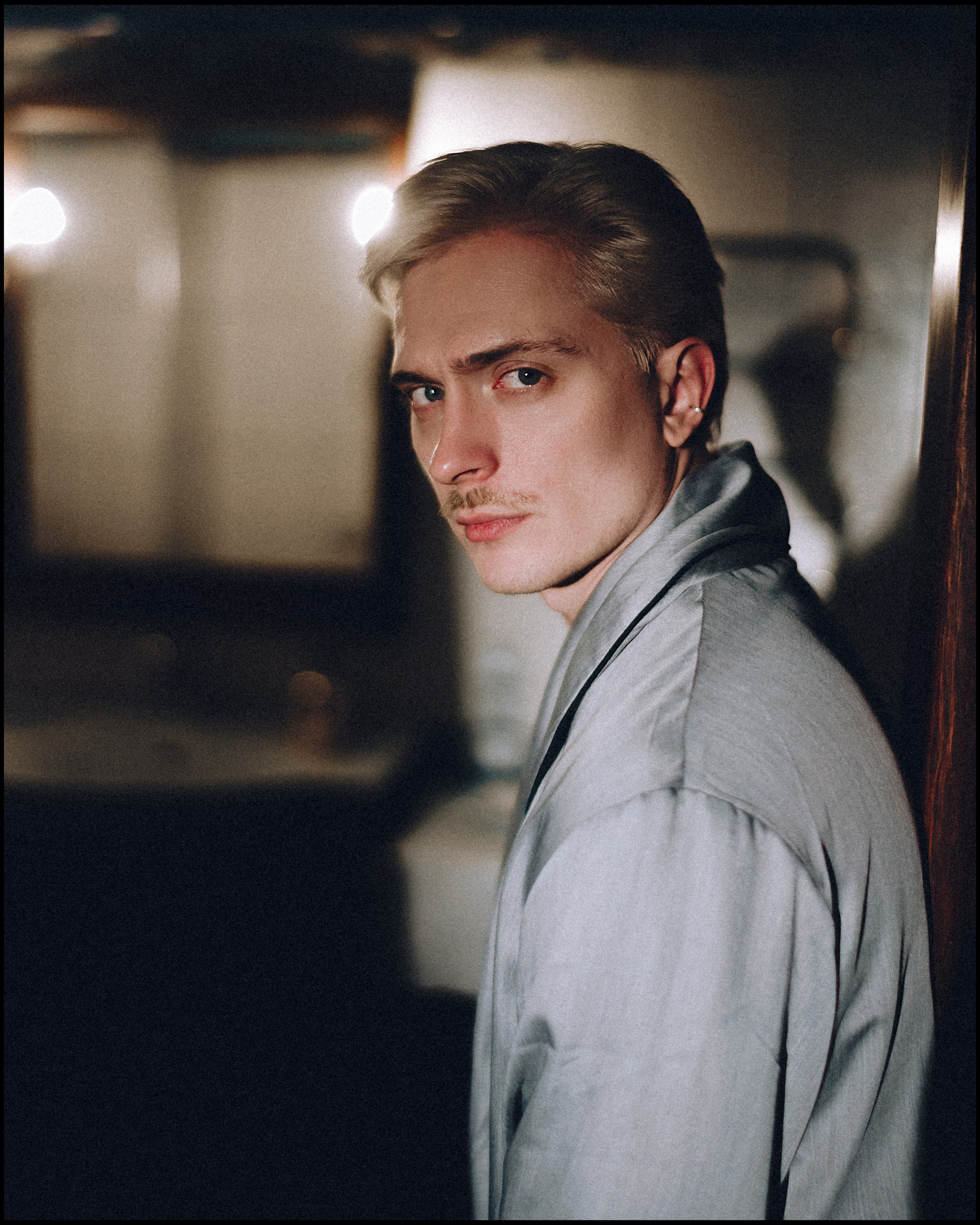 Портретная фотосессия мужчины в квартире в москве