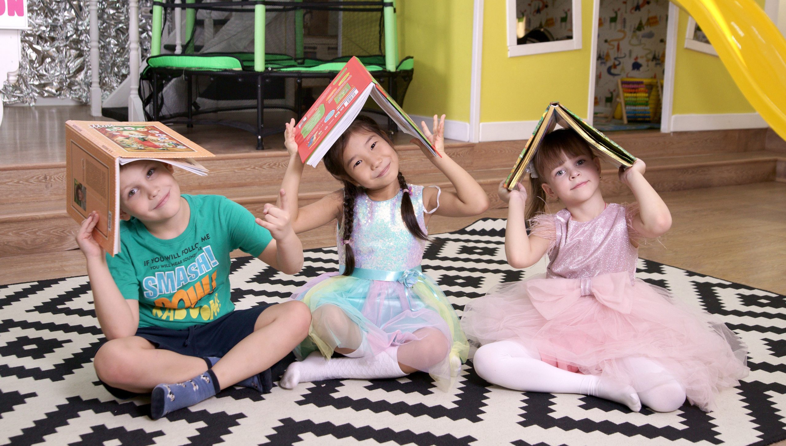 Фотосессия выпускников детского сада в игровой комнате -  друзья с книгами
