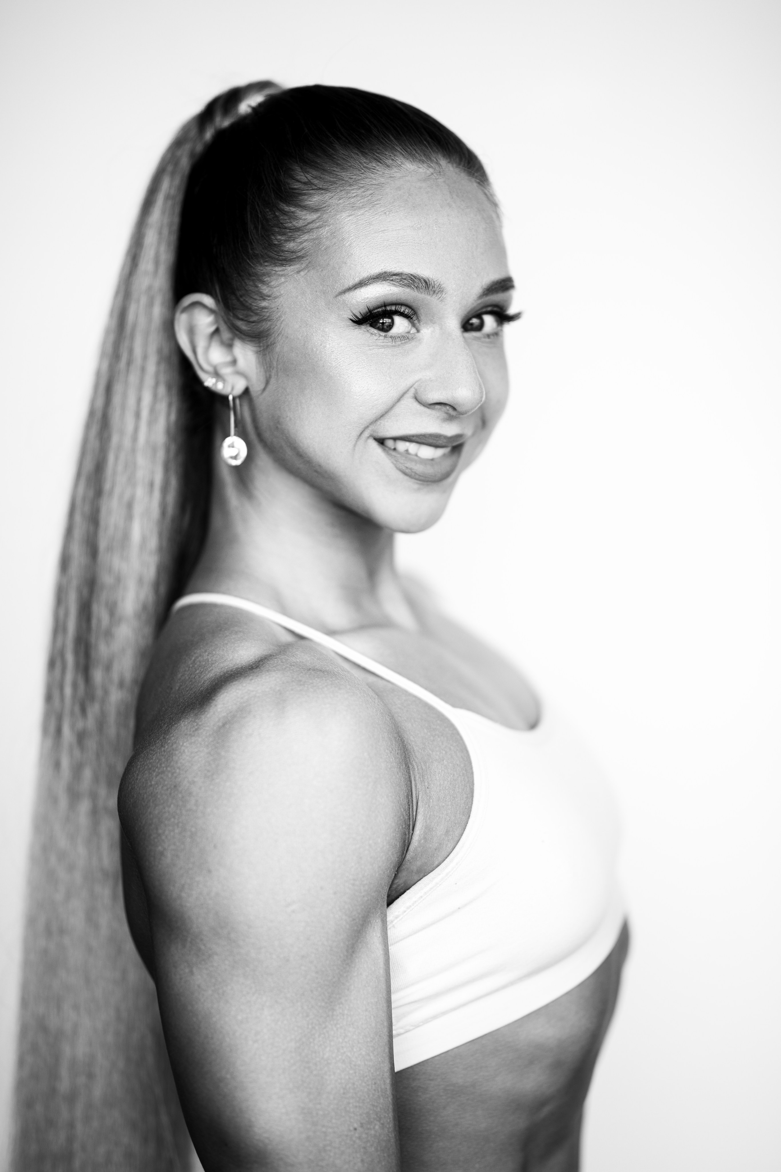 Фотосет с Марией в студии с минимальным интерьером в формате для «себя». Дмитрий Шульгин, портретный фотограф в Воронеже