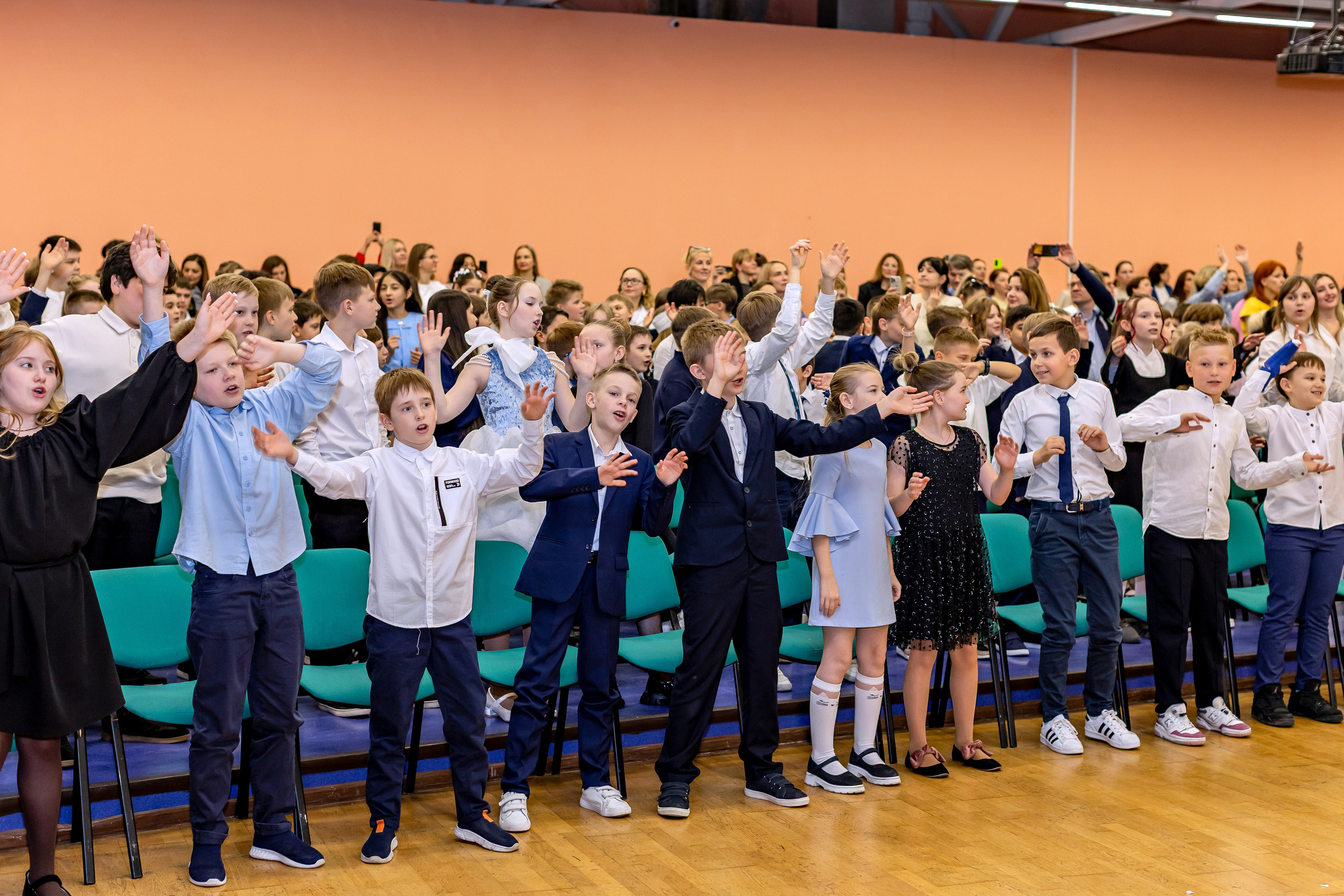 Выпускной праздник в начальной школе. Фотограф и видеограф Москва. Свадебный фотограф, видеограф. Выпускные альбомы. Оживающие альбомы