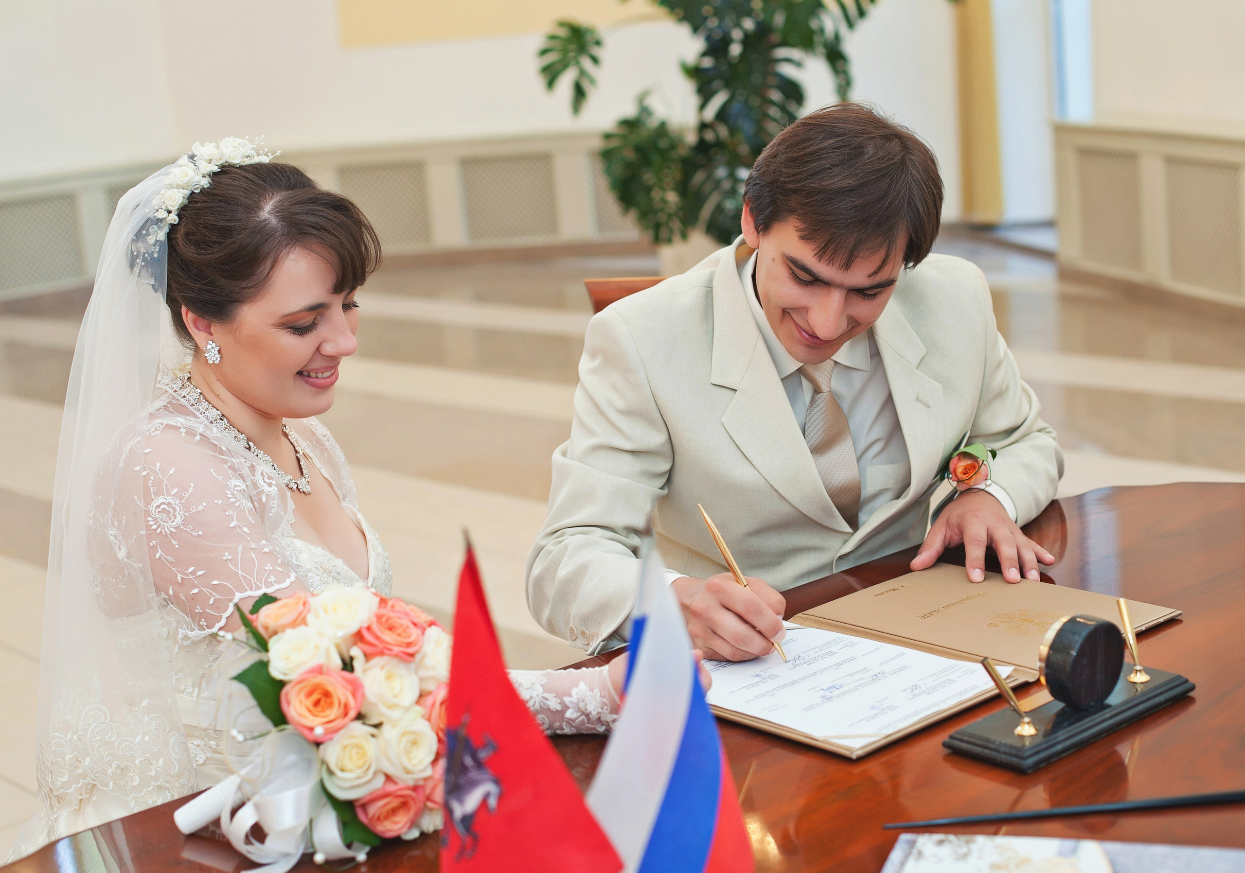 Свадебный видеоклип. Свадебная фотосъемка. Фотограф и видеограф Москва. Свадебный фотограф, видеограф. Выпускные альбомы. Оживающие альбомы