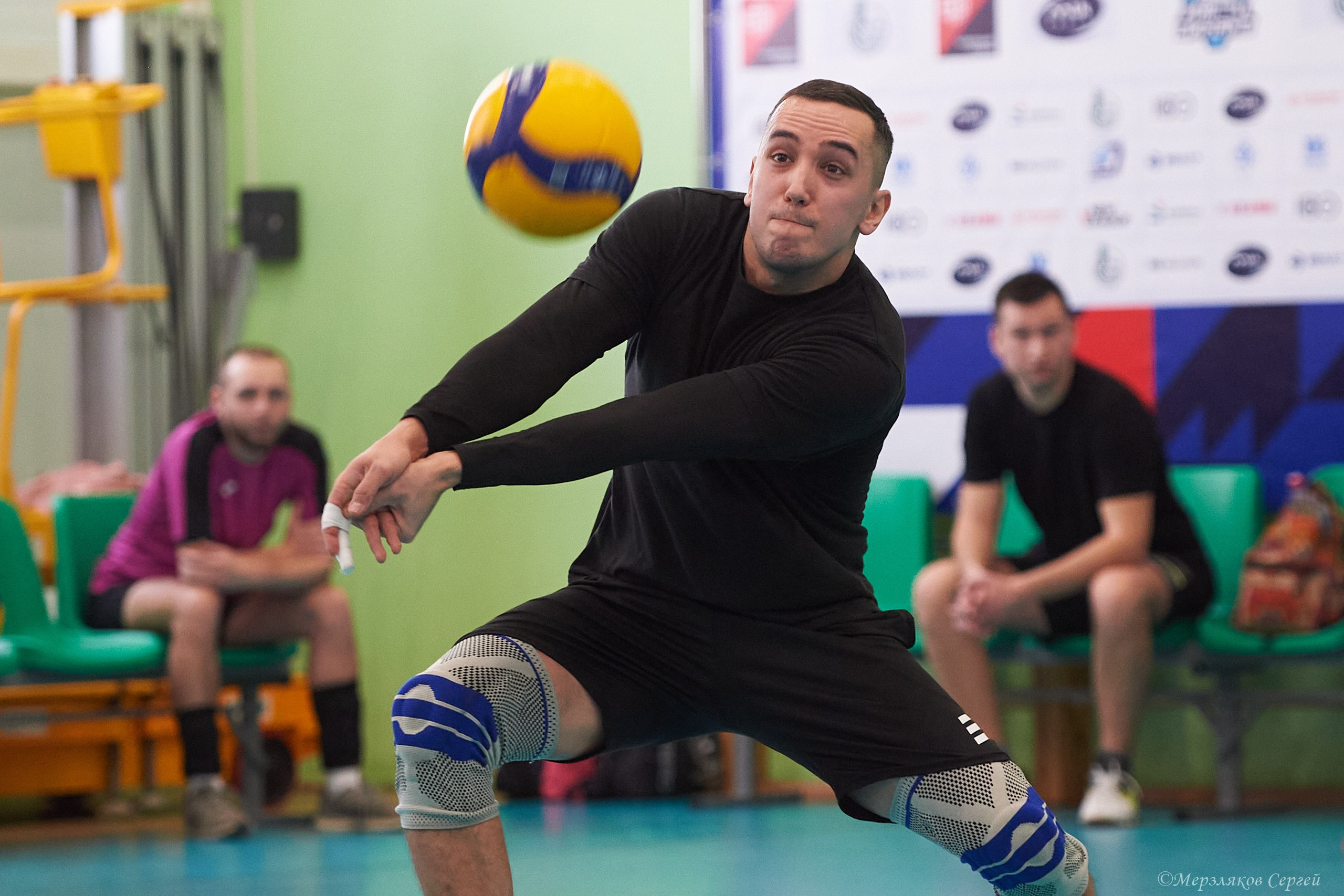 Новогодний волейбольный турнир. Ижевск. 16.12.23. Спортивный репортажный фотограф в Ижевске Сергей Мерзляков