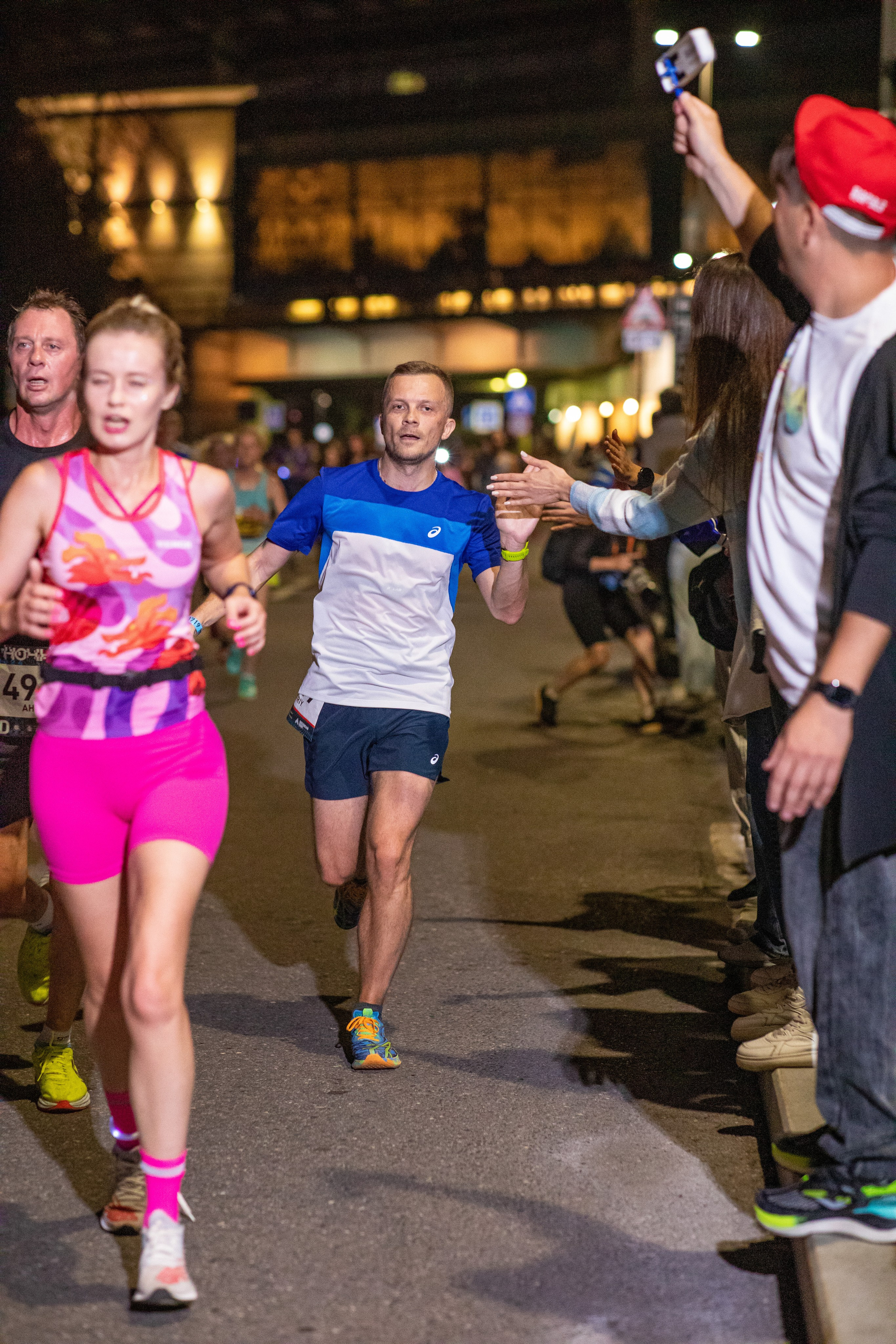 Ночной забег в ленте фотографий бегунов 03.08.24. Фотограф Сергей Ловкий