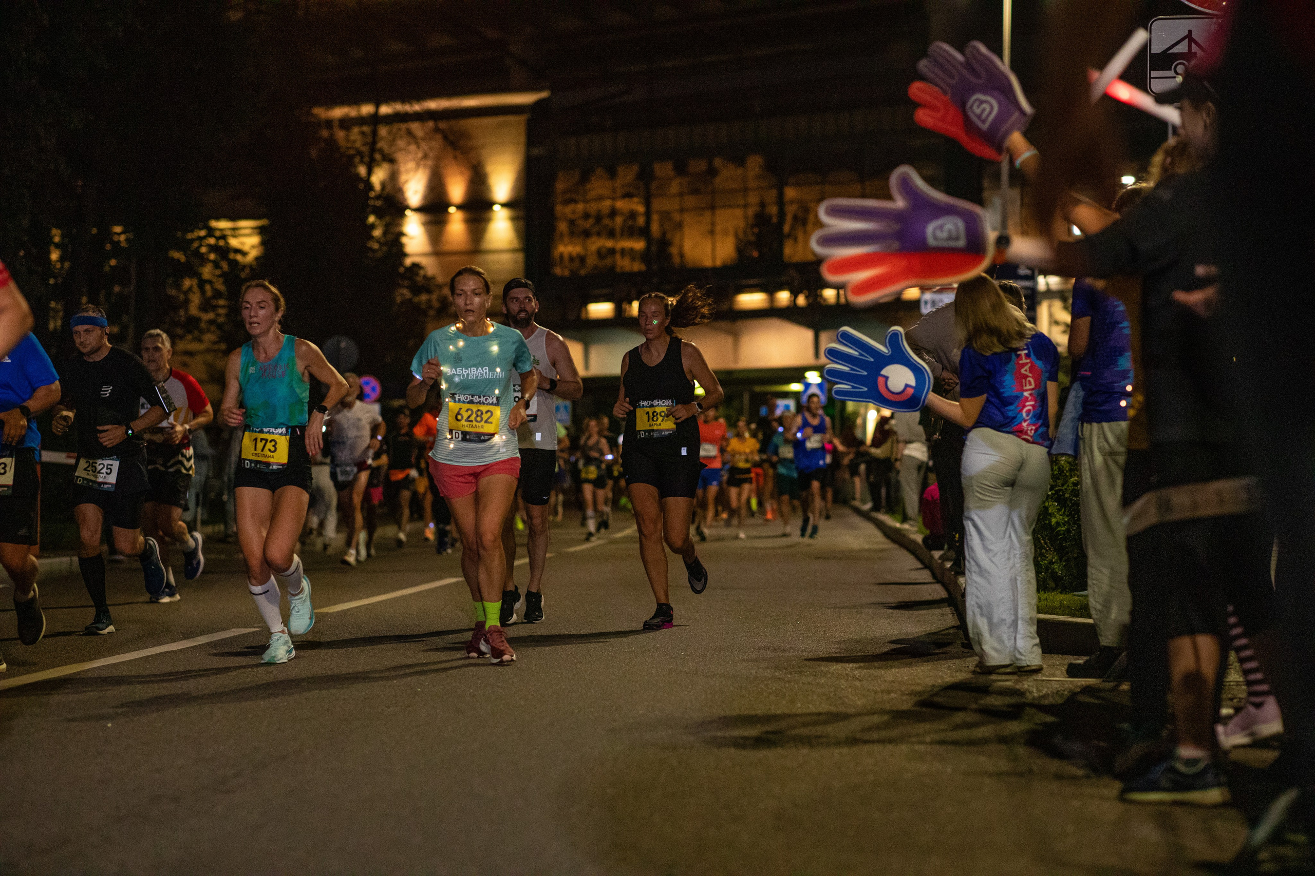 Ночной забег в ленте фотографий бегунов 03.08.24. Фотограф Сергей Ловкий