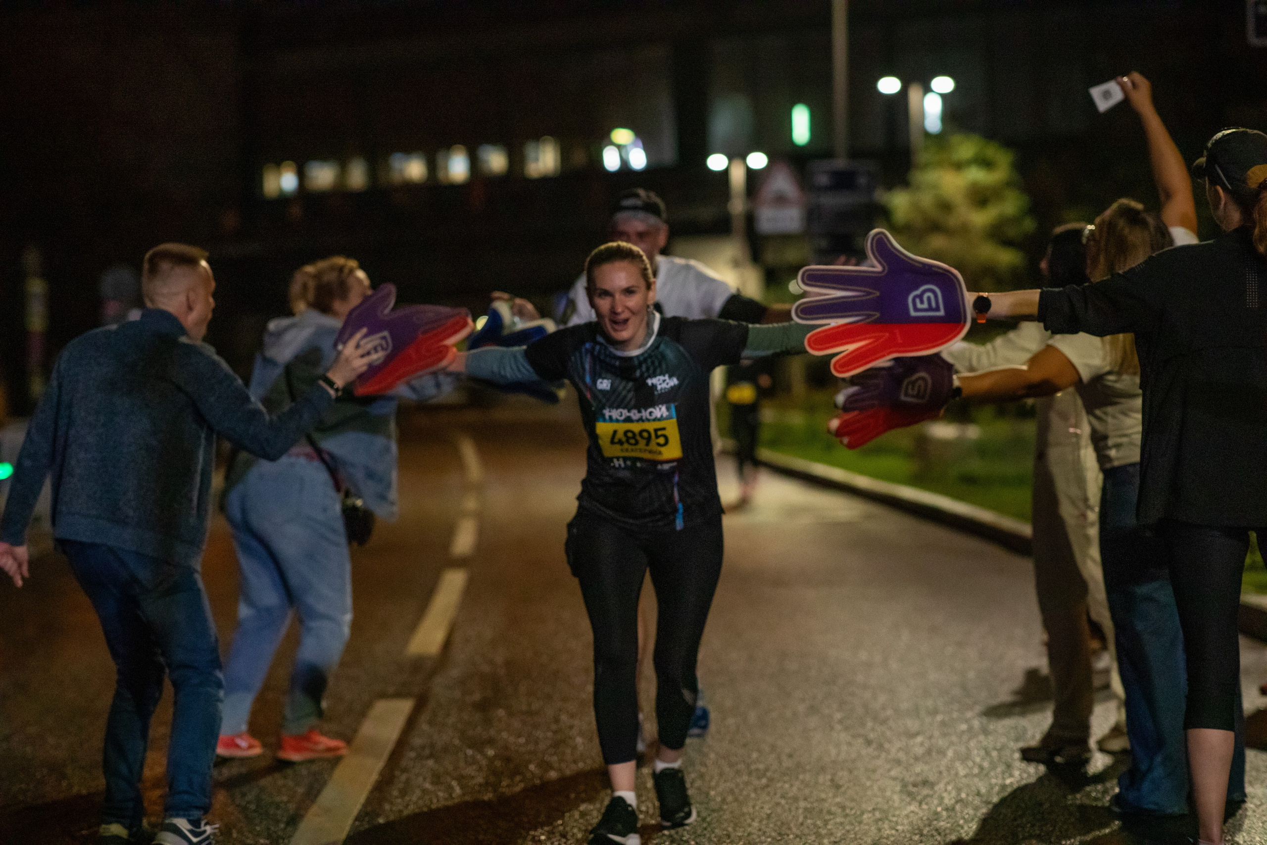 Ночной забег в ленте фотографий бегунов 03.08.24. Фотограф Сергей Ловкий