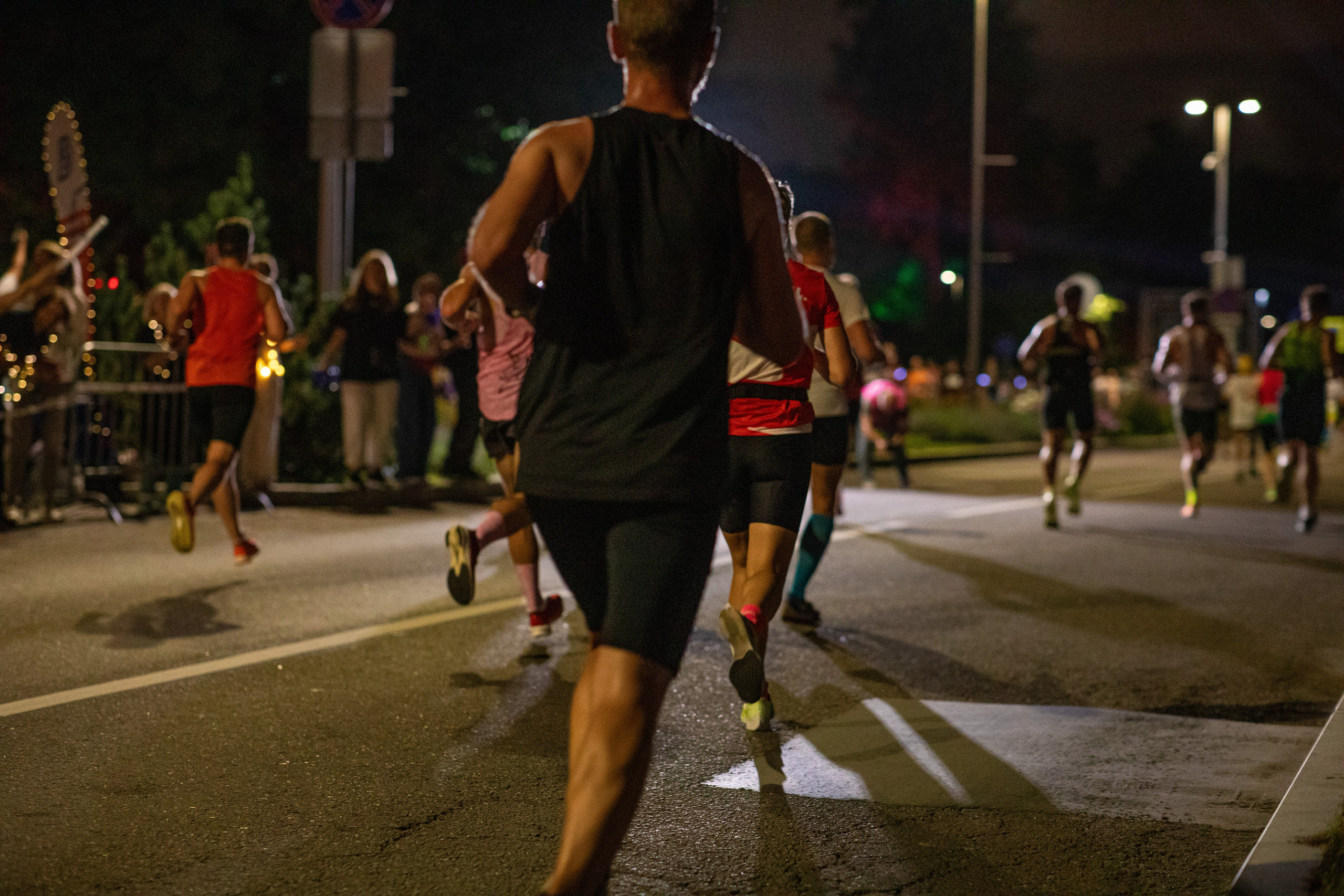 Ночной забег в ленте фотографий бегунов 03.08.24. Фотограф Сергей Ловкий