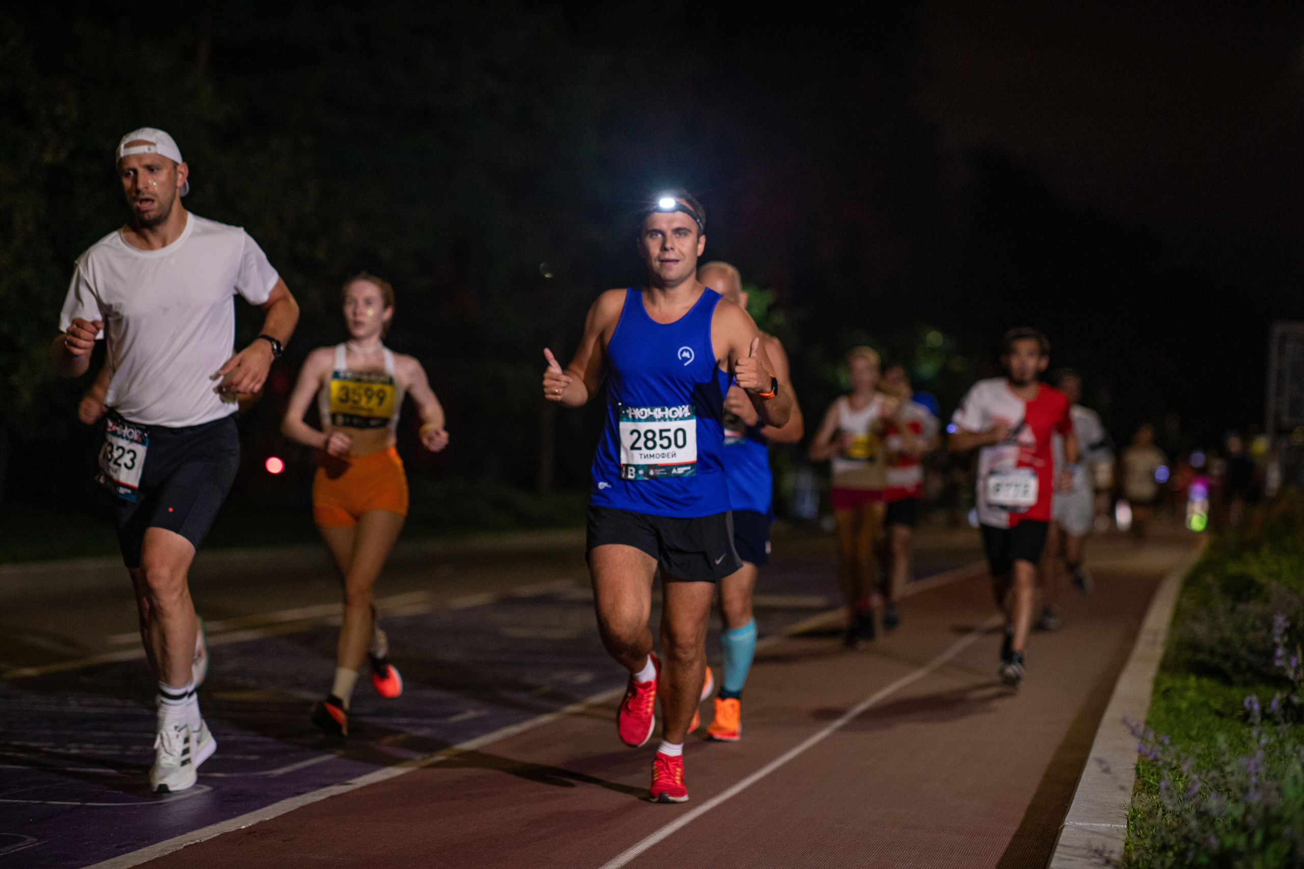 Ночной забег в ленте фотографий бегунов 03.08.24. Фотограф Сергей Ловкий