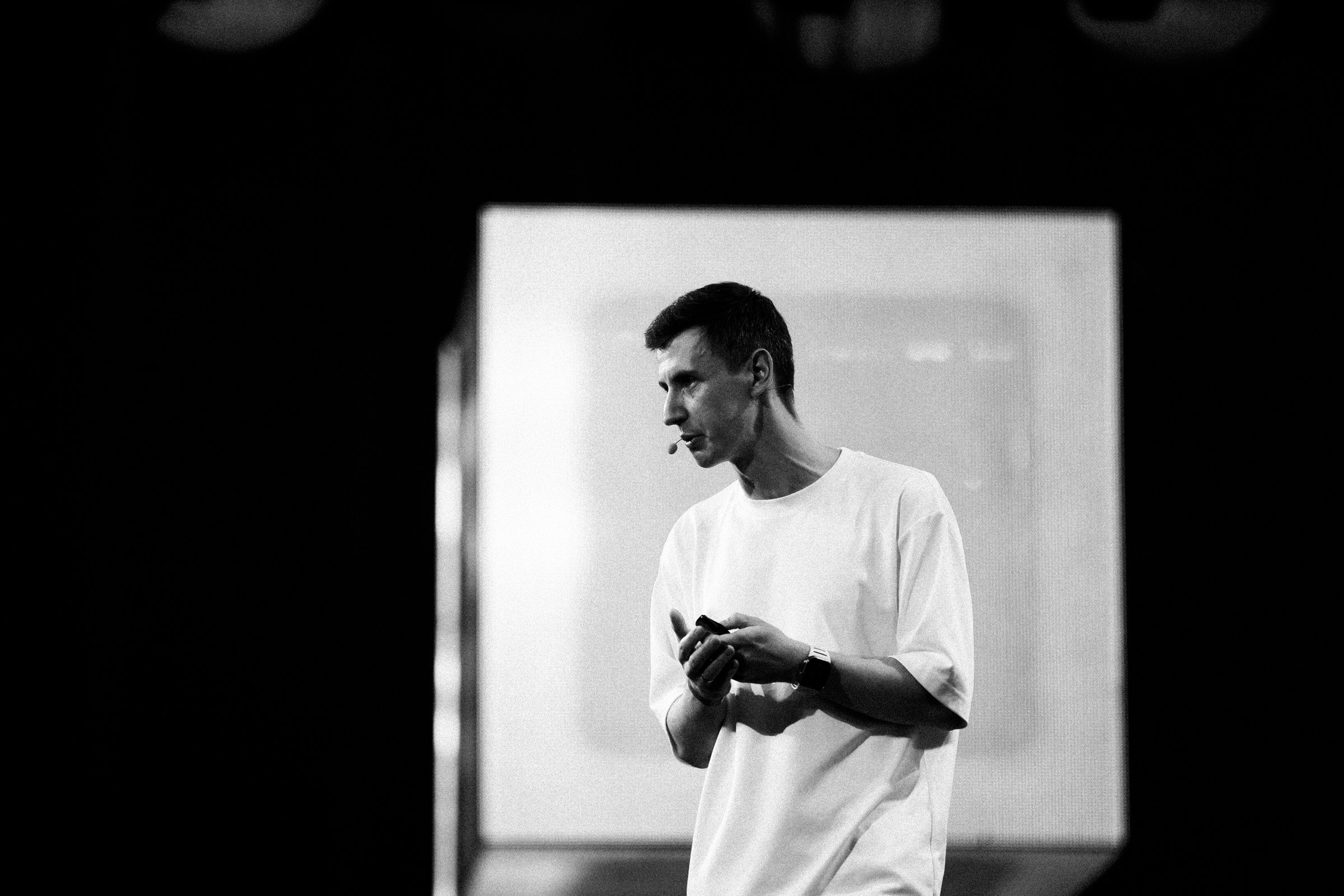 Лаконичный черно-белый портрет спикера. Галина Скорик: создание стильного визуального контента для брендов.