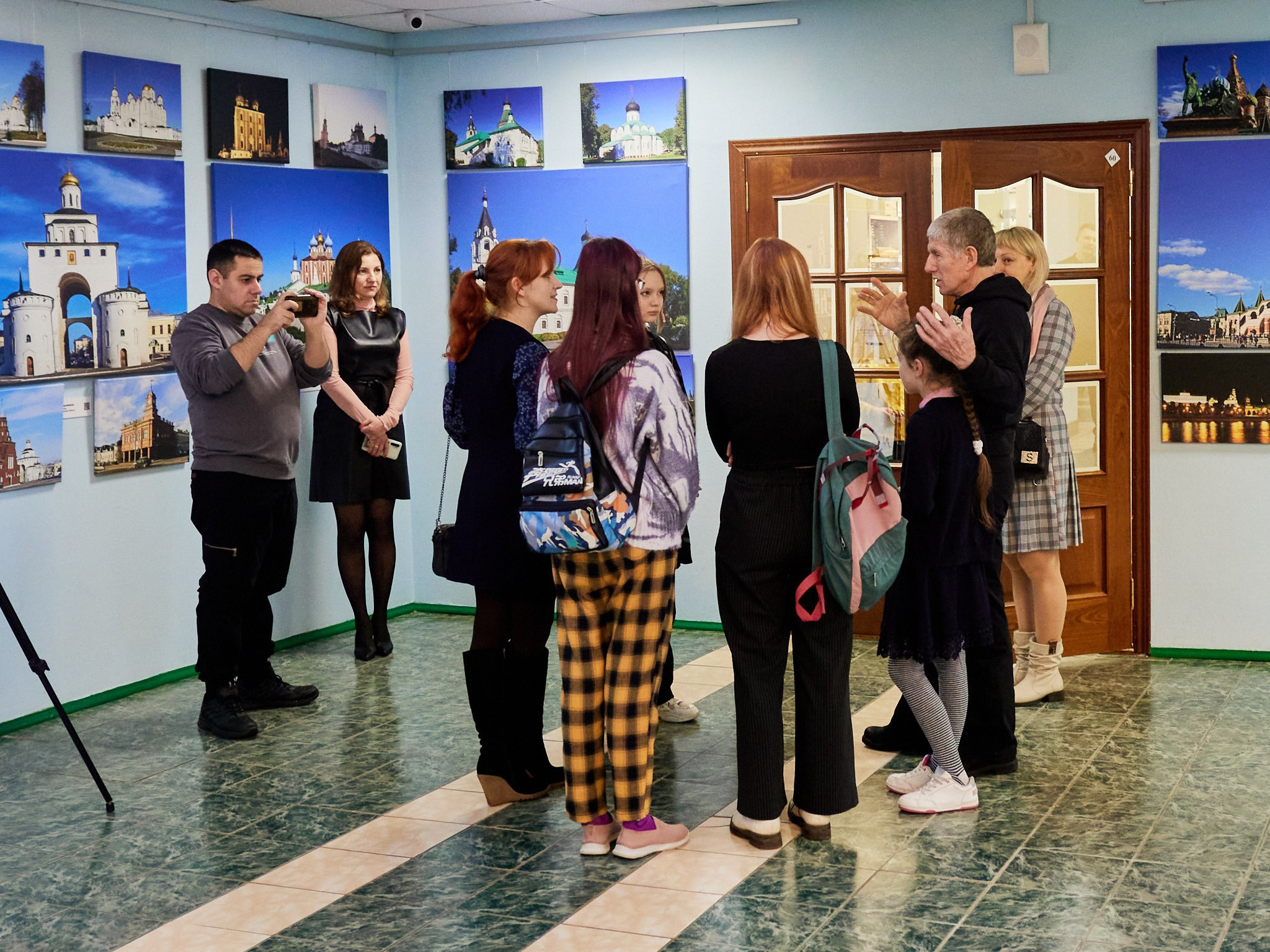 На выставке фотографа Костаса Асимиса. Свадебный и семейный фотограф в г. Волхов Алексей Кочерыжкин