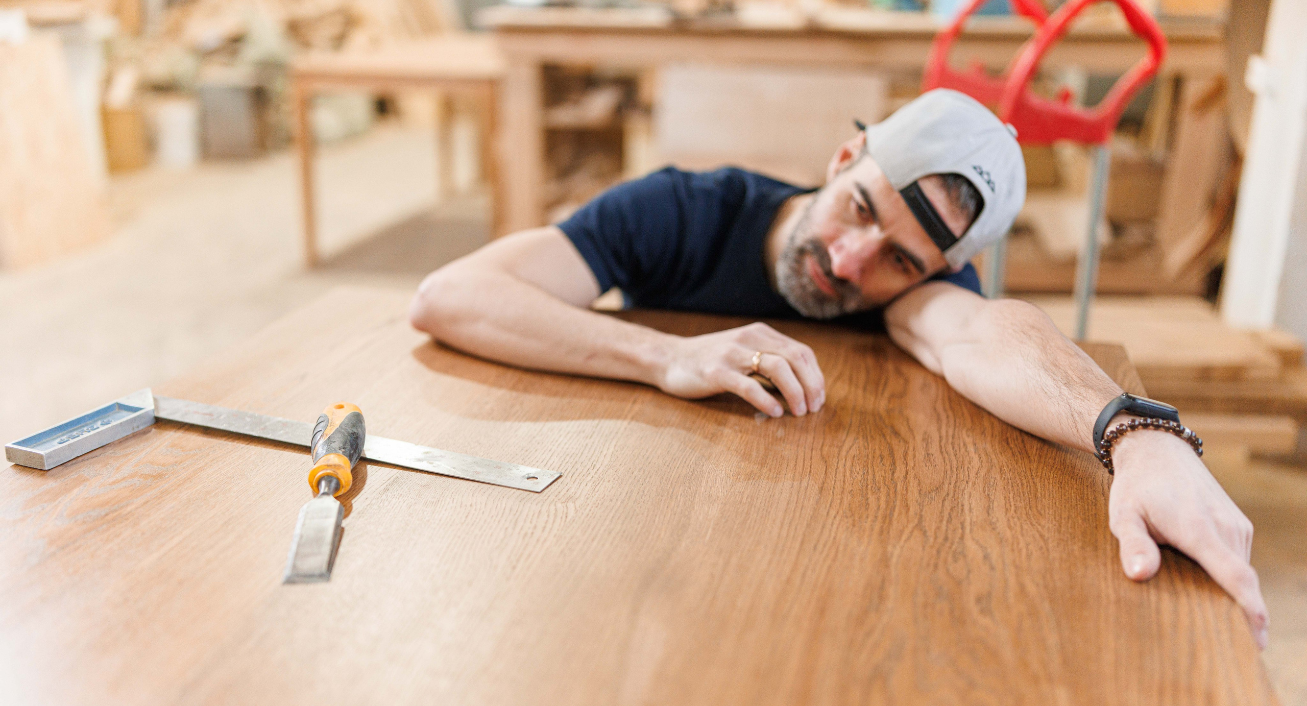 Артур и его стулья. Фотограф Балаев Михаил