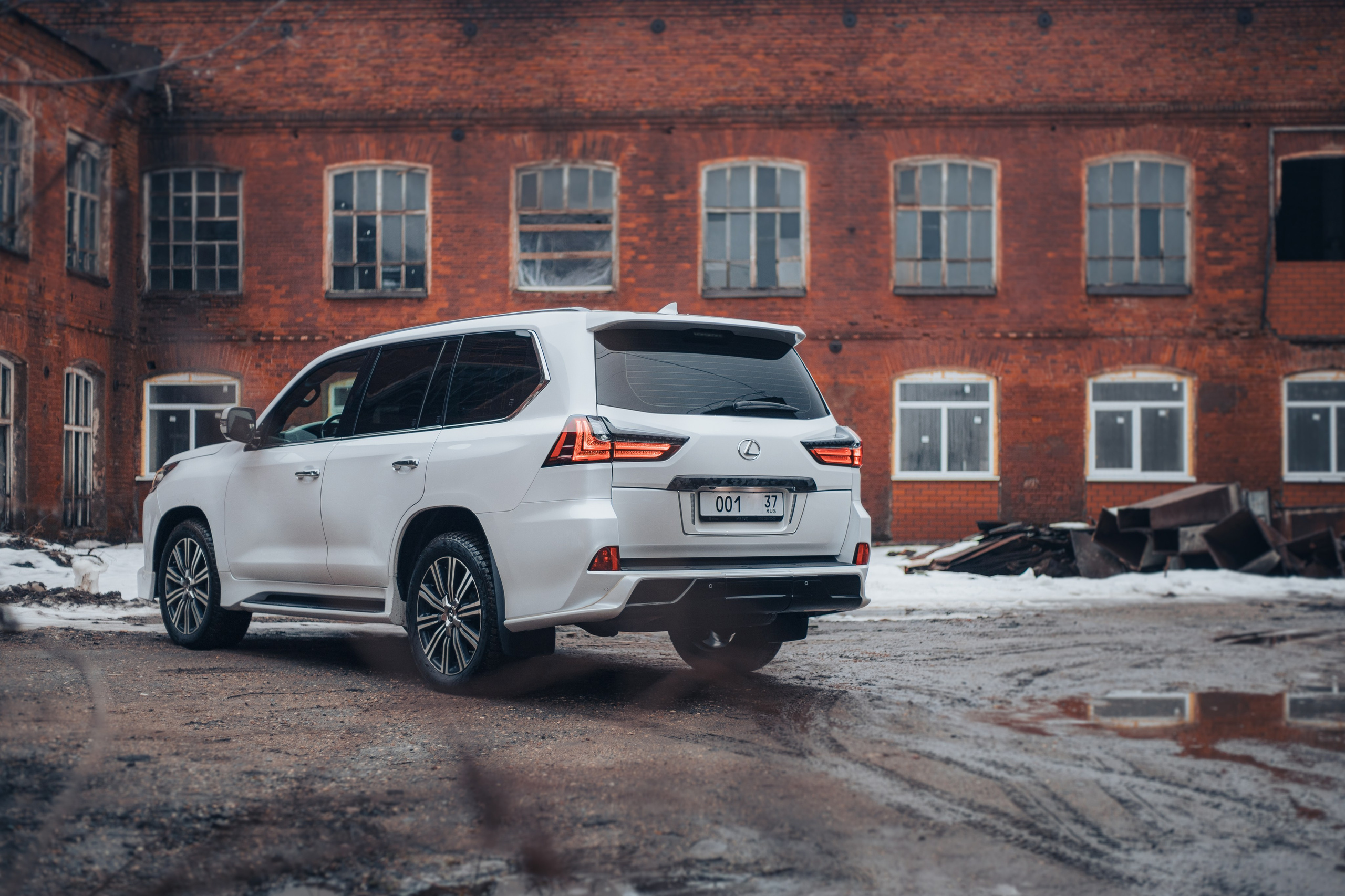 Задняя часть Lexus LX 570 с характерной оптикой и массивным бампером горизонтальное фото