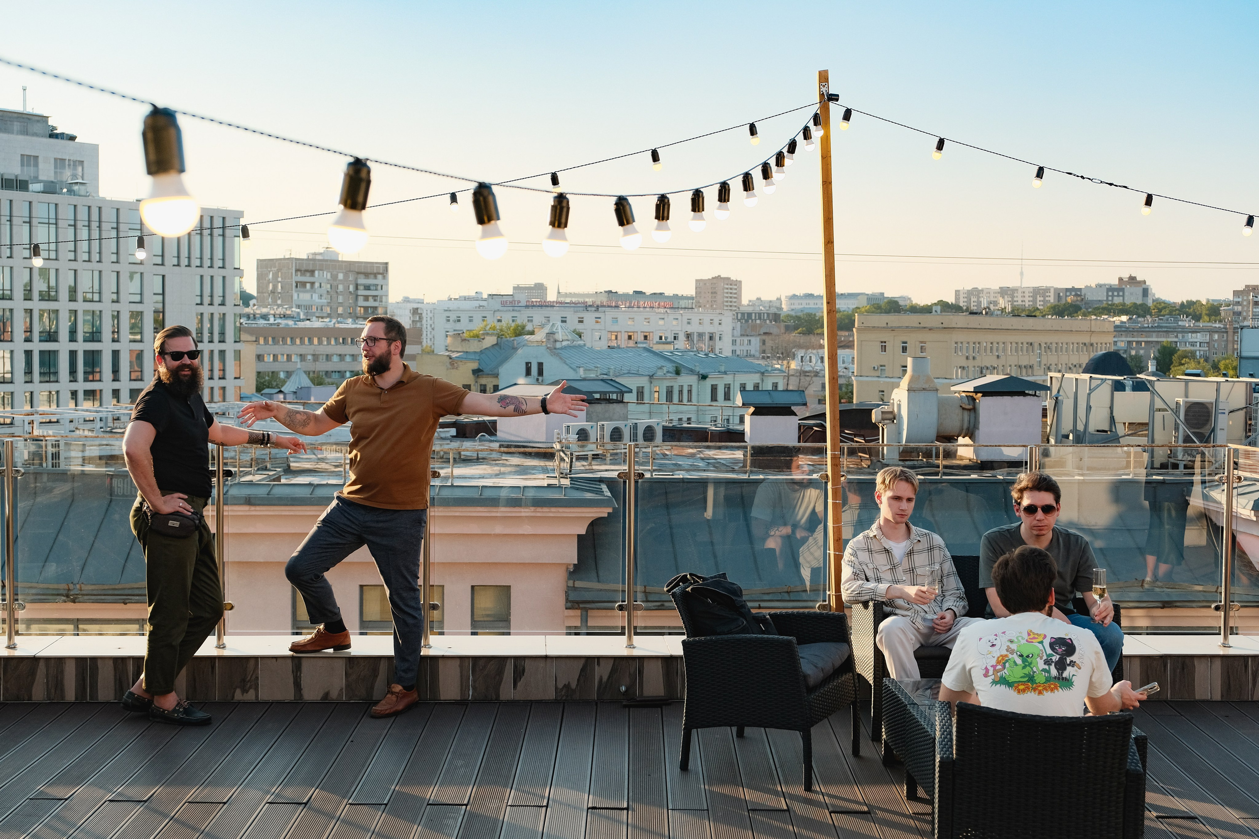 Фотосъёмка корпоративной вечеринки в Москве. Общение людей на вечеринке.