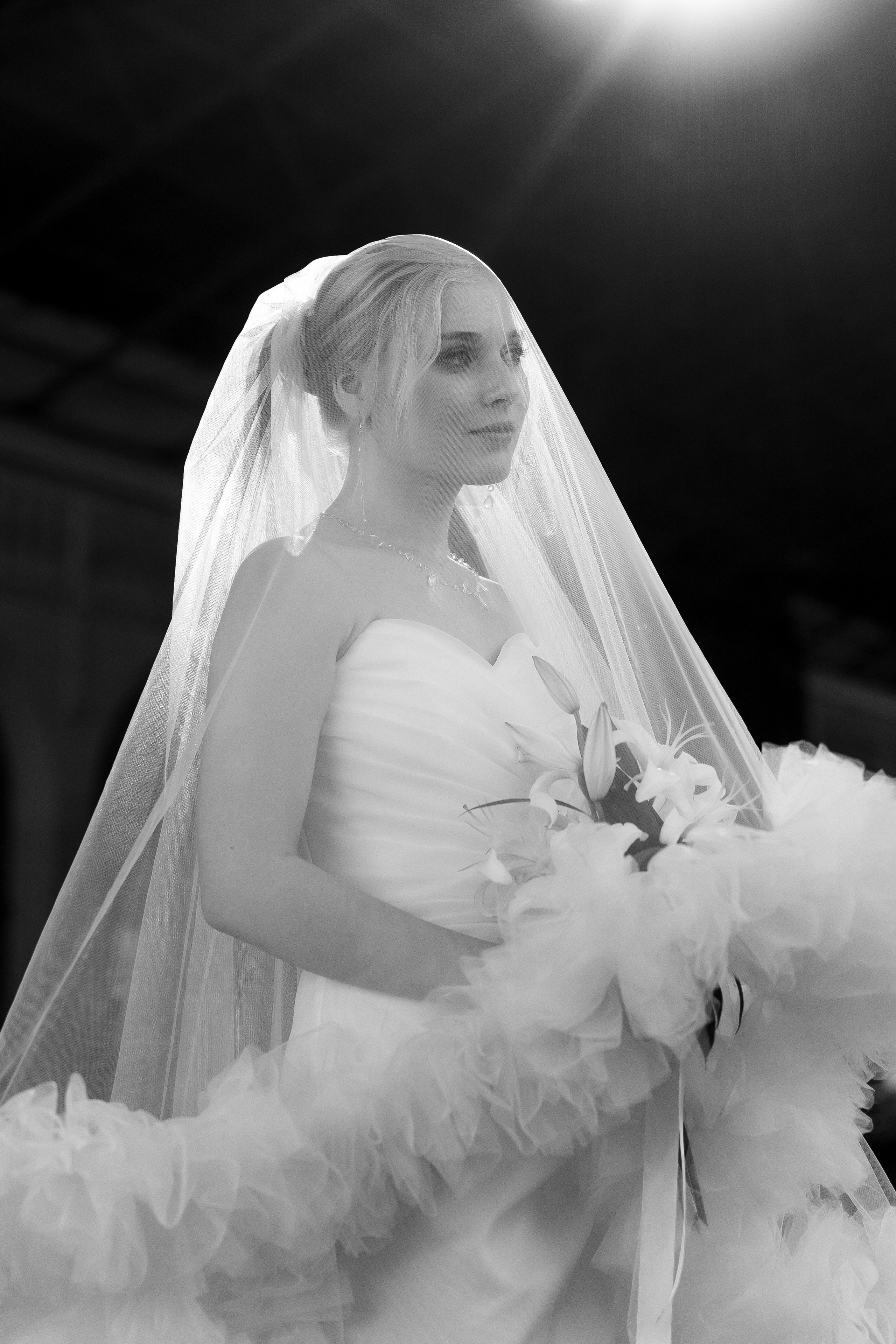 Свадьба в Санкт-Петербурге, крупный портрет невесты в контровом свете.