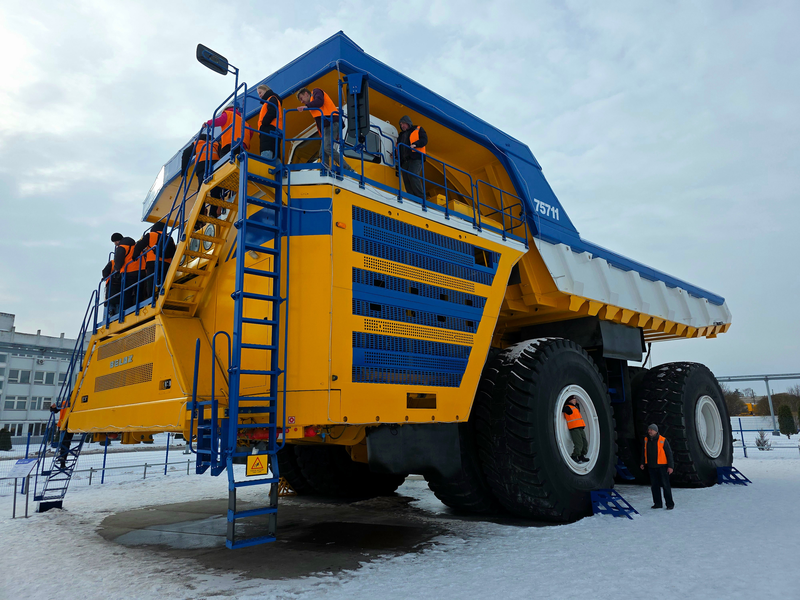 В год завод продает 1300 машин. Средняя цена около 10М USD