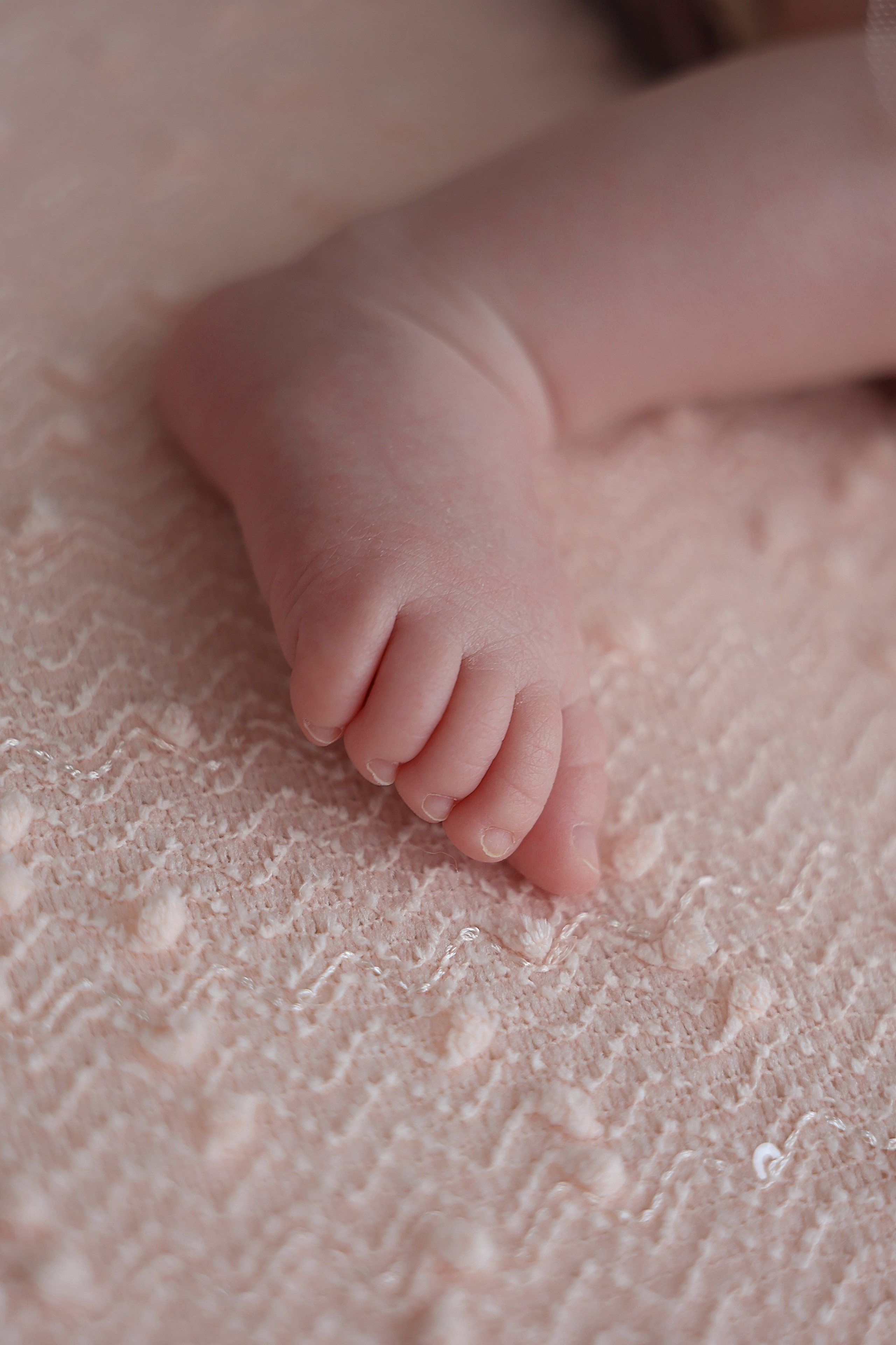 Съемка в стиле ньюборн с мамой. Фотосъемка выписки из роддома в Москве, заказать фотографа на выписку ньюборн съемка в роддоме newborn фотограф в Юдино