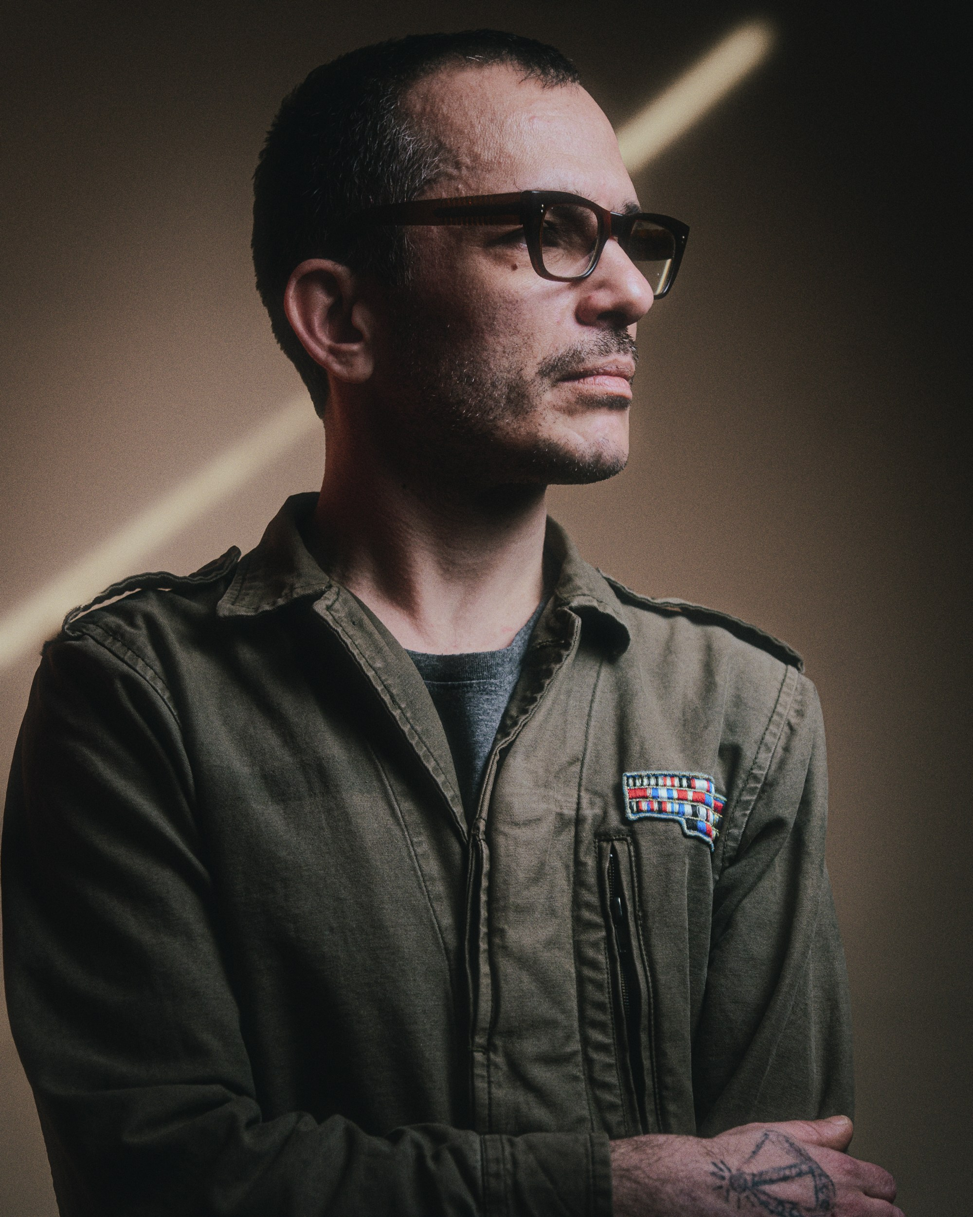 Студийный портрет мужчины в очках с боковым кинематографичным светом — профессиональная портретная фотография в Астане (левый берег)