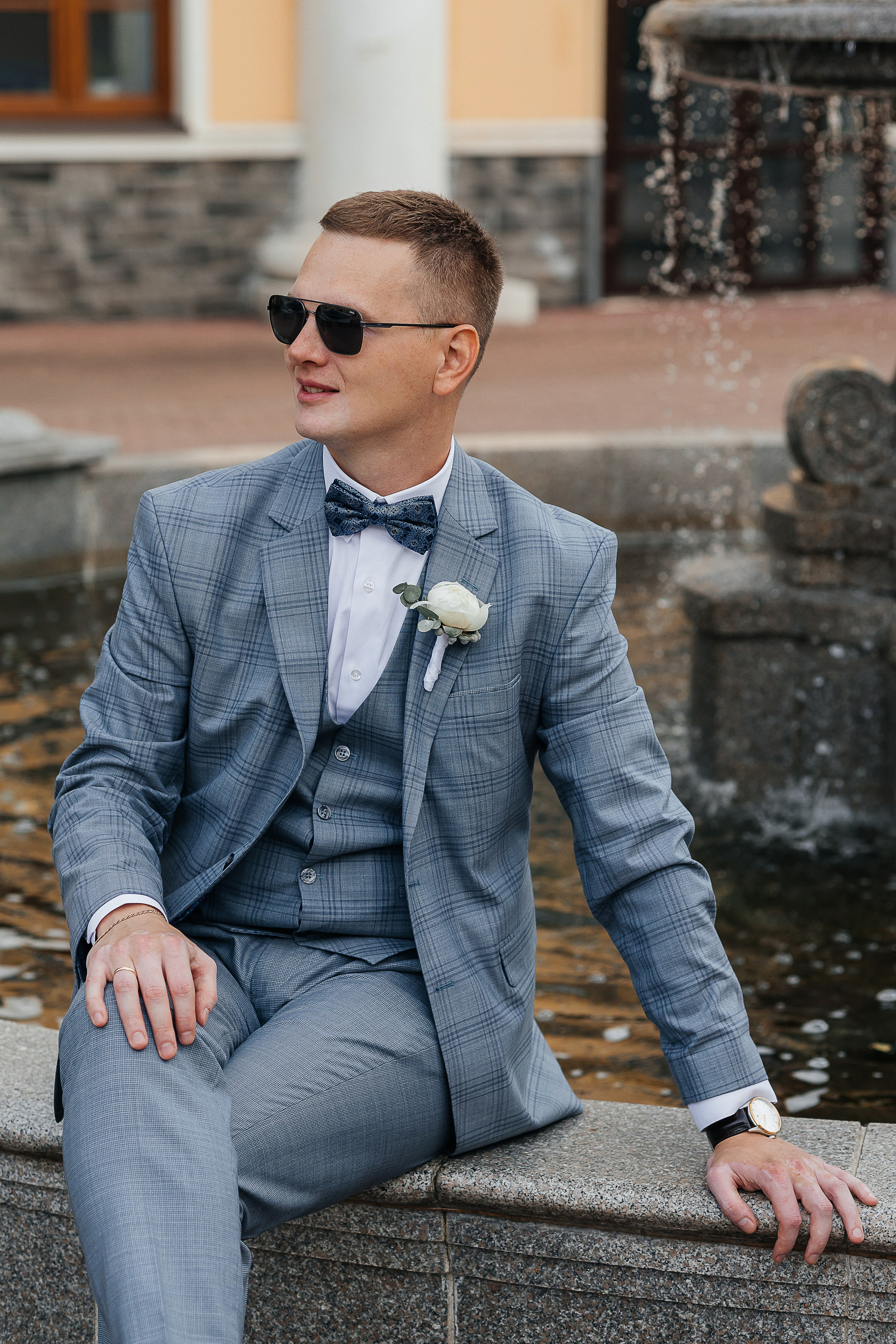 Трогательная выездная церемония в уютном дворике отеля. Олег Сверчков | Свадебный фотограф Вологда