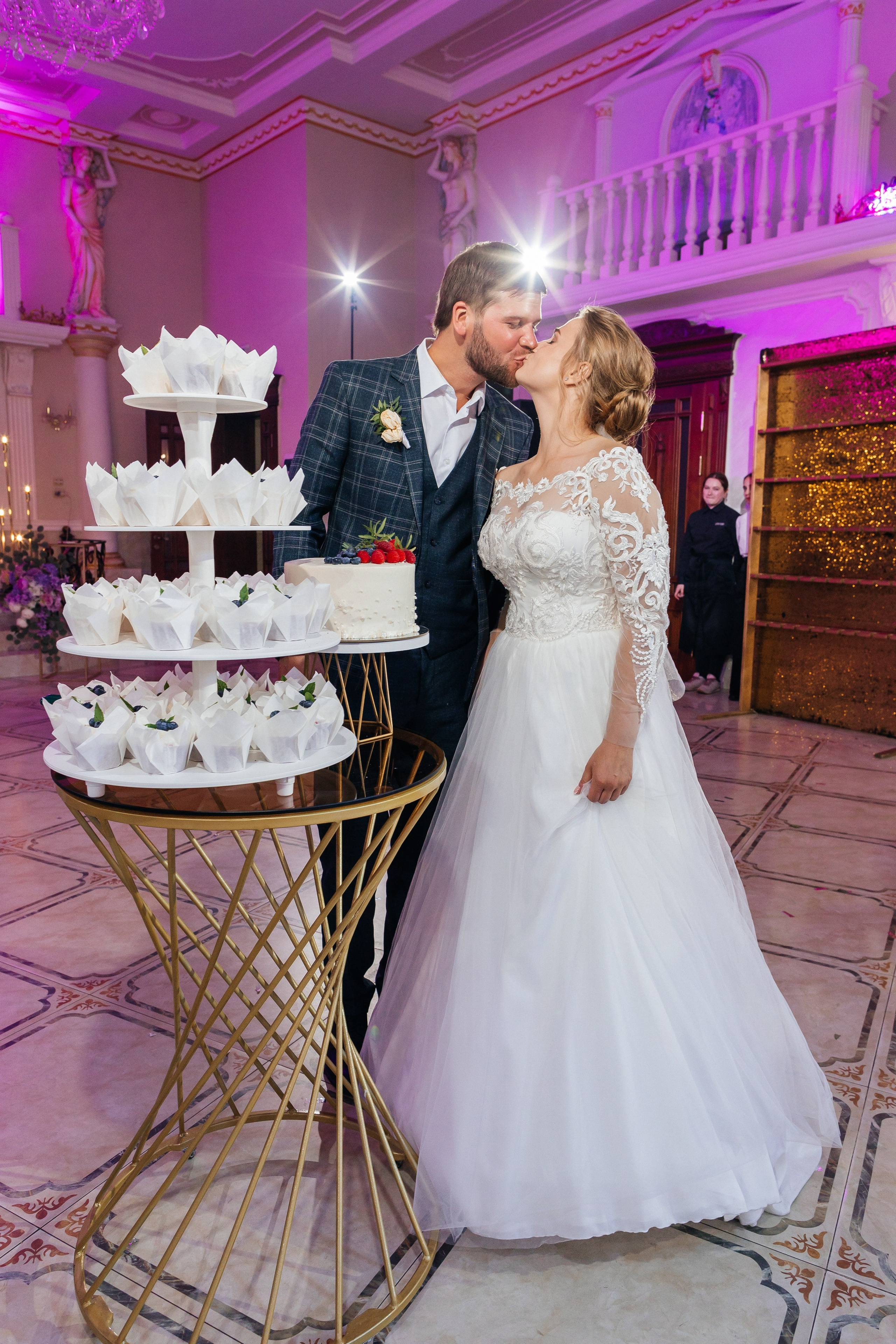 Трогательная выездная церемония в уютном ресторане. Олег Сверчков | Свадебный фотограф Вологда