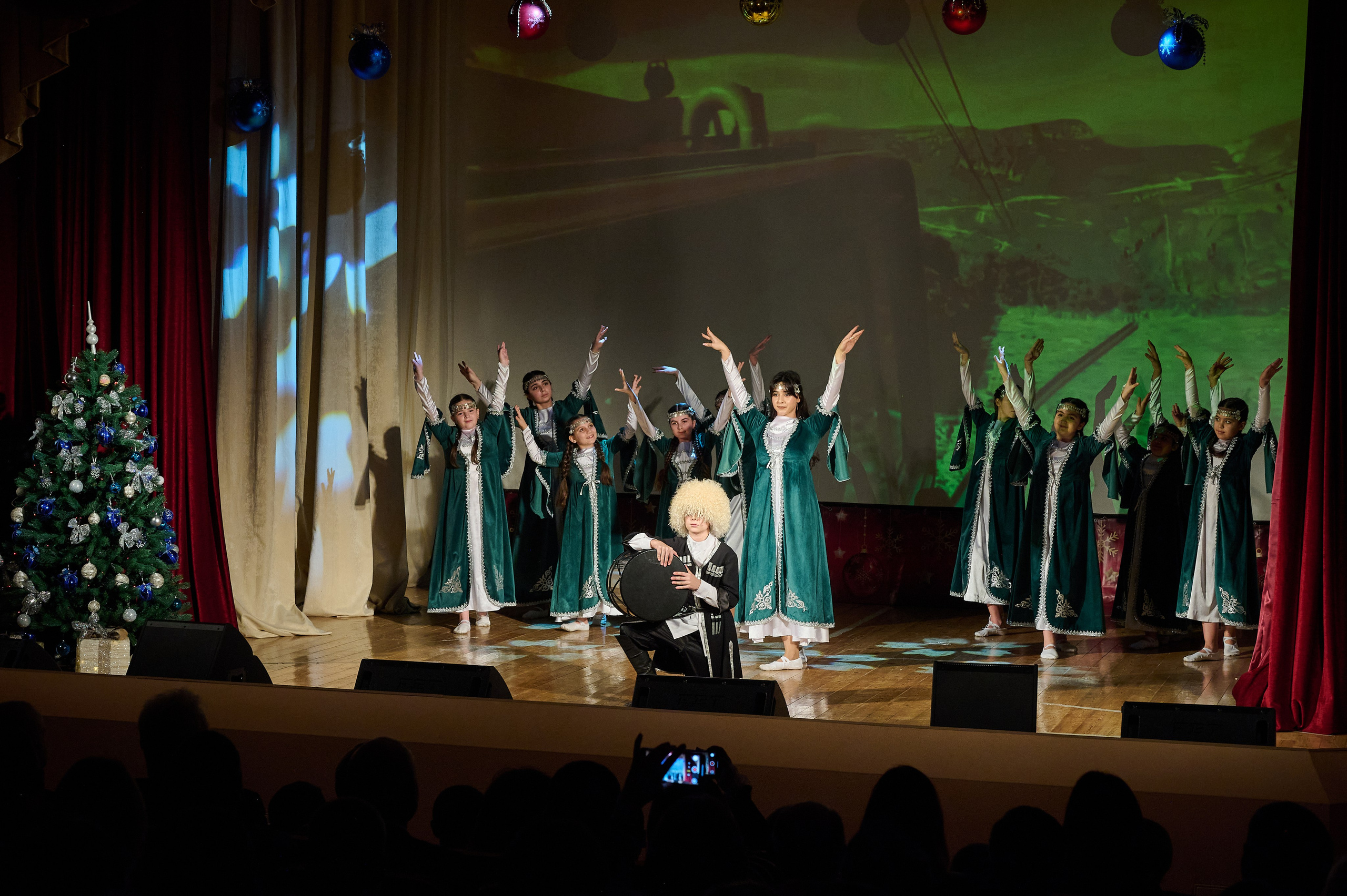 Концерт НГ В ДК. Жизнь курорта Кабардинка в фотографиях