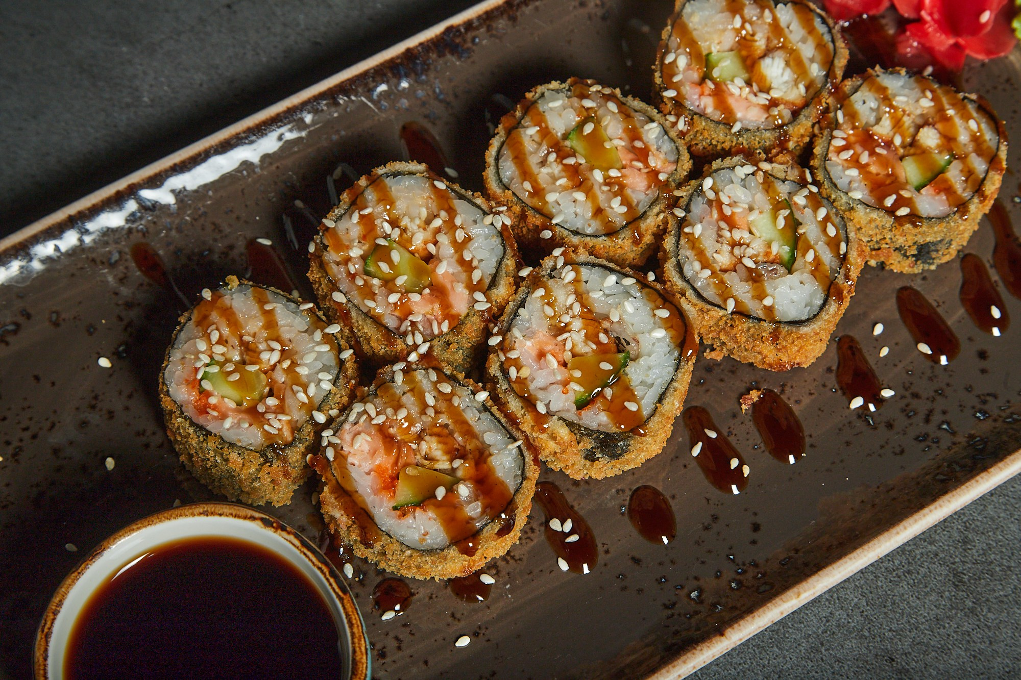 Фуд-фотография запечённые роллы