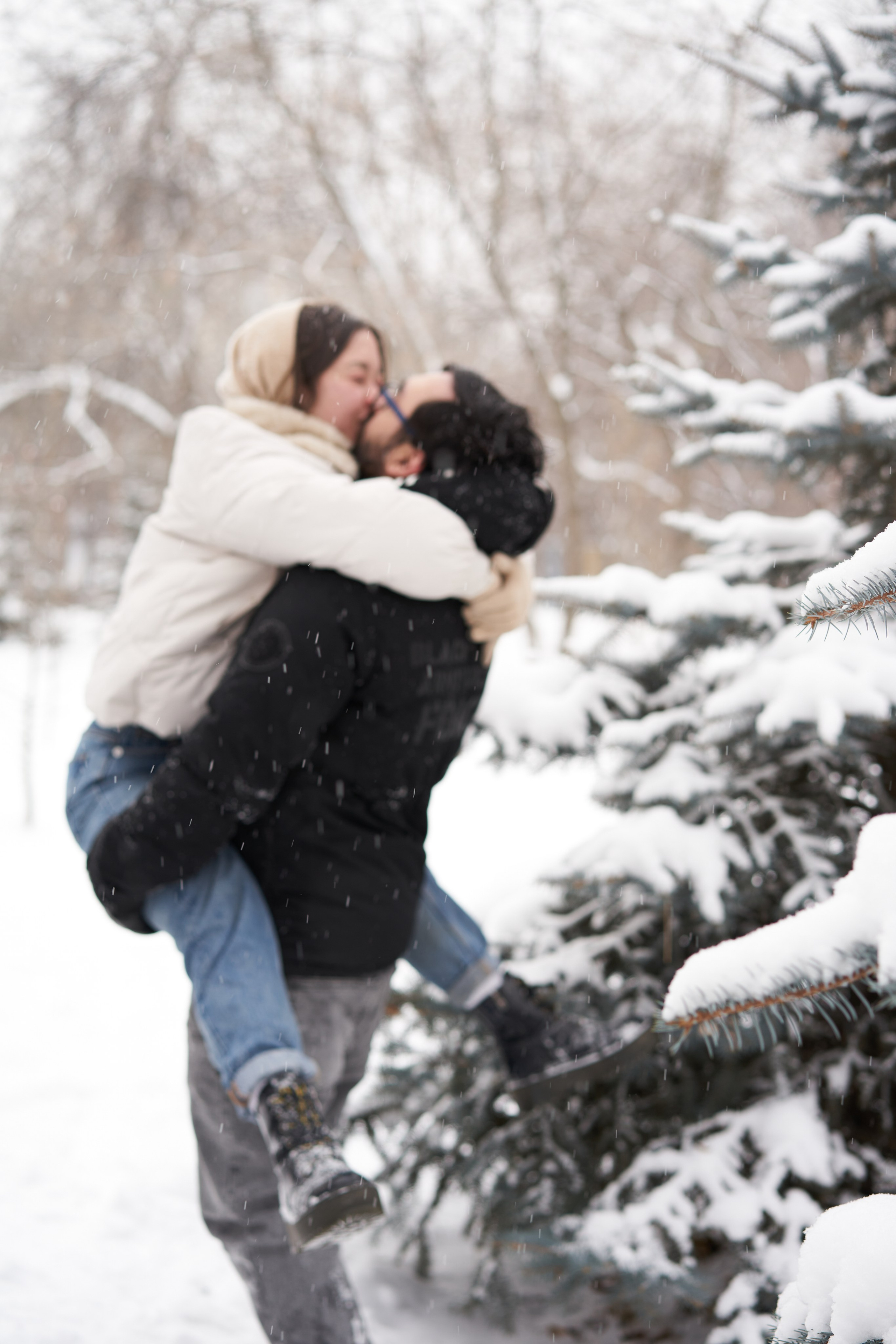 Зимняя фотосессия влюбленных в парке. Фотограф Екатеринбург Кокшарова Александра