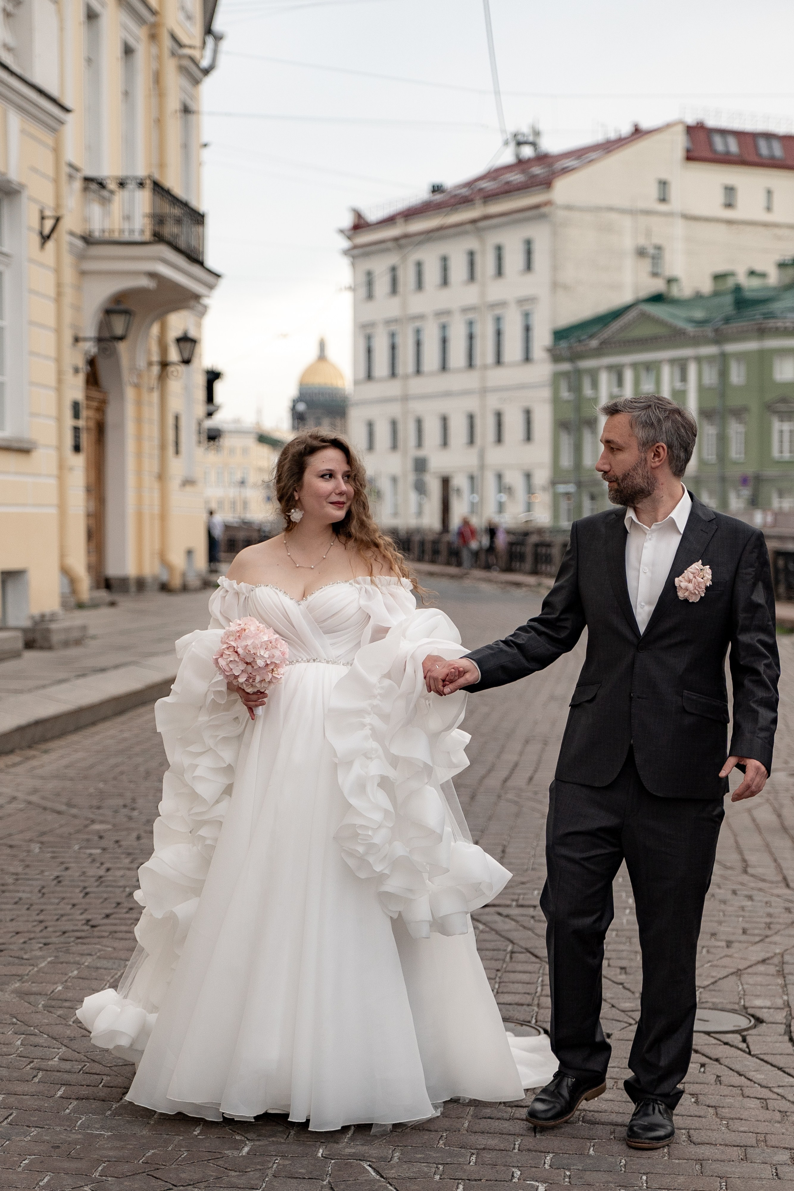Красивые места для свадебной фотосессии летом в Санкт-Петербурге. Свадебный фотограф Александр Невский в Санкт-Петербурге