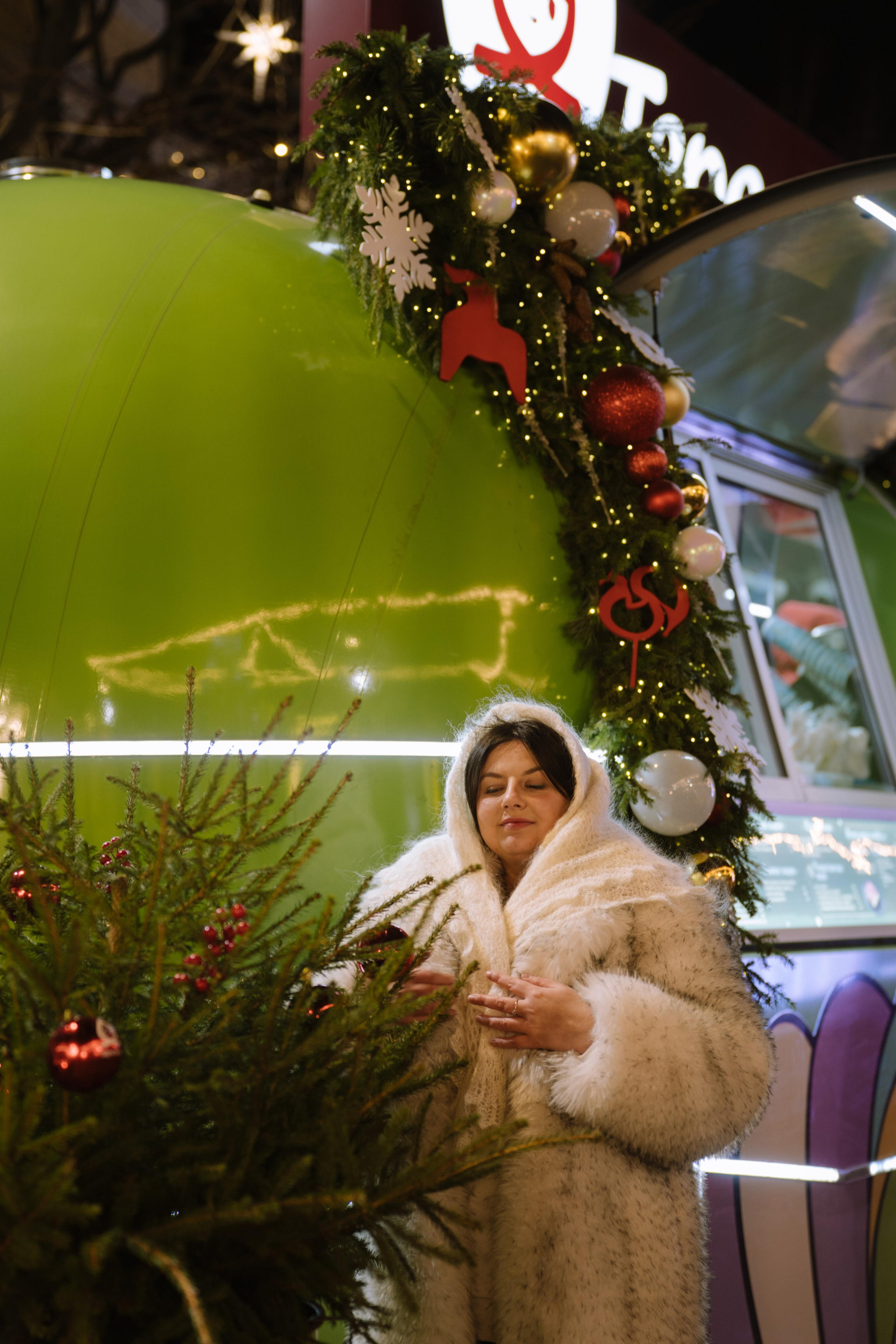 ПРОГУЛКА НА МАНЕЖНОЙ ПЛОЩАДИ ДЛЯ ДЕВУШКИ ПЕРЕД НОВЫМ ГОДОМ (НОВОГОДНЯЯ ФОТОСЕССИИЯ НА МАНЕЖНОЙ ПЛОЩАДИ). Профессиональный фотограф, Санкт-Петербург — Виктория Богомолова