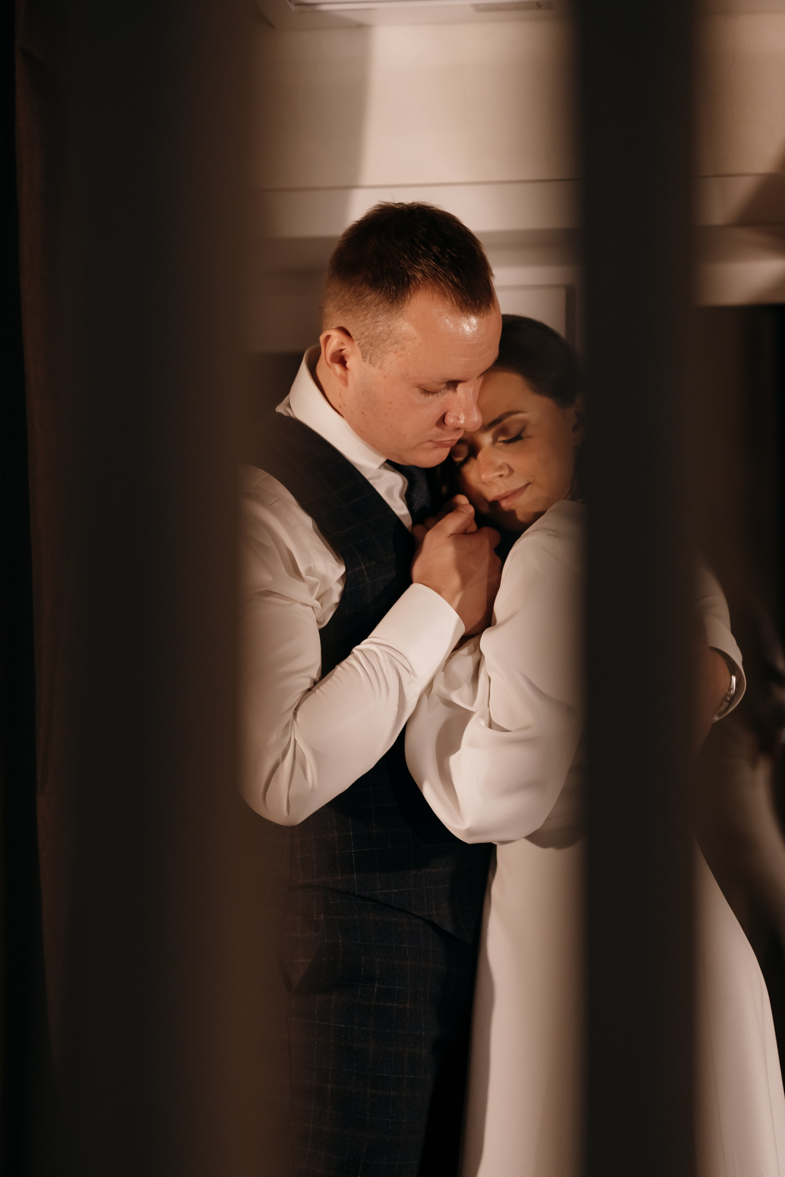 Выездная свадебная фотосессия в коттедже в Архангельске. Портретный и свадебный фотограф в Архангельске Елизавета Стрекаловская