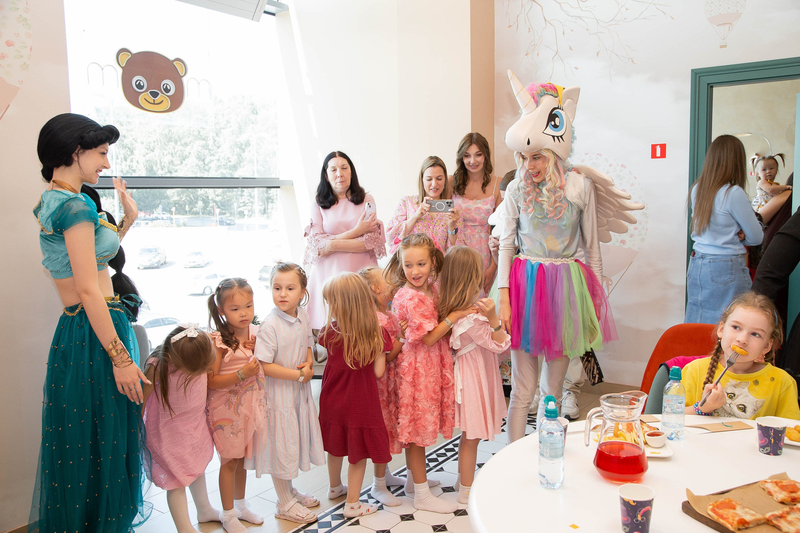 Репортажная съемка дня рождения сестер — живые эмоции праздника в Москве. Фотограф Анна Татаурова | Авторская фотосъемка в Москве