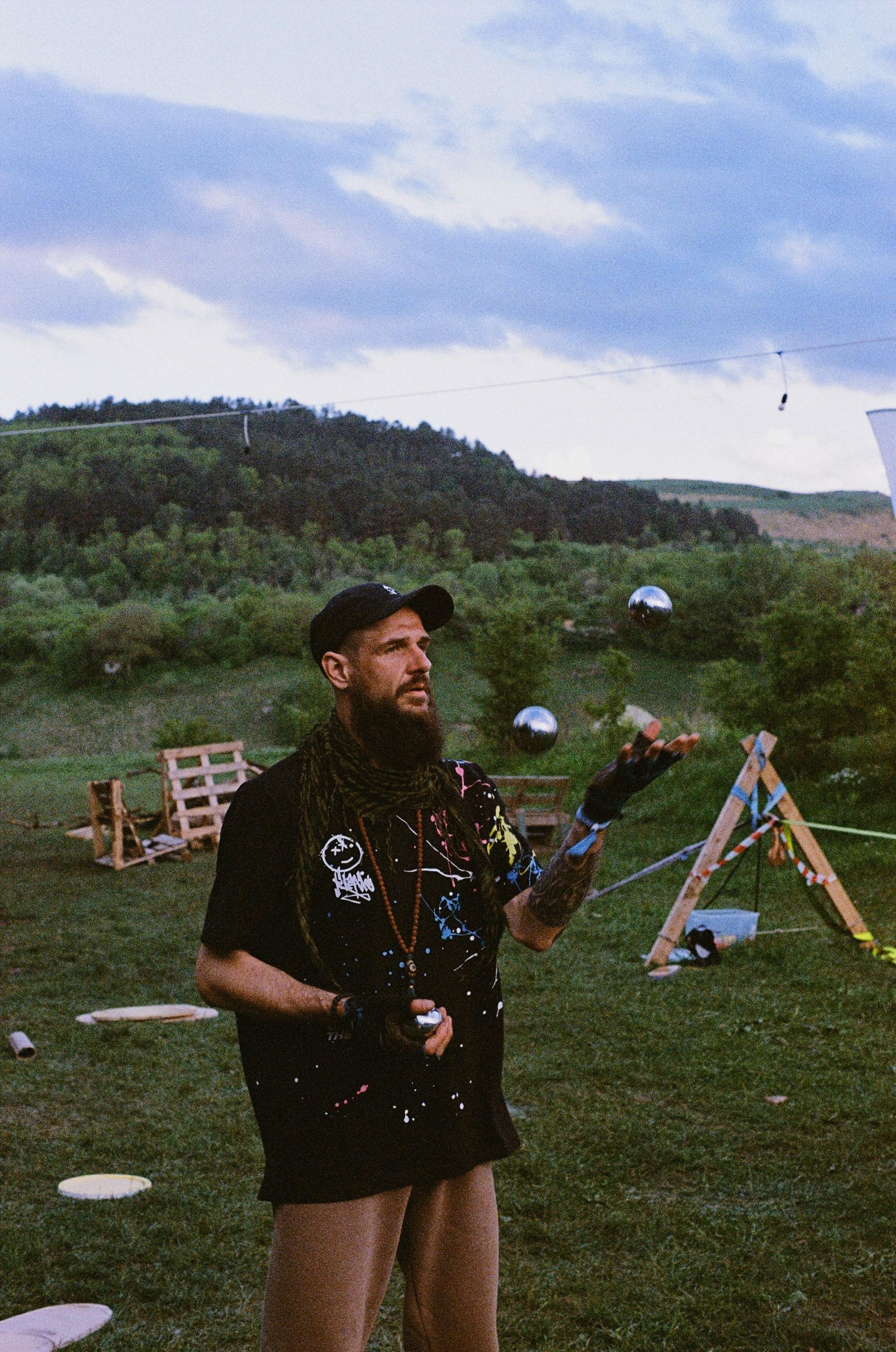 динамичная уличная съёмка мужчины