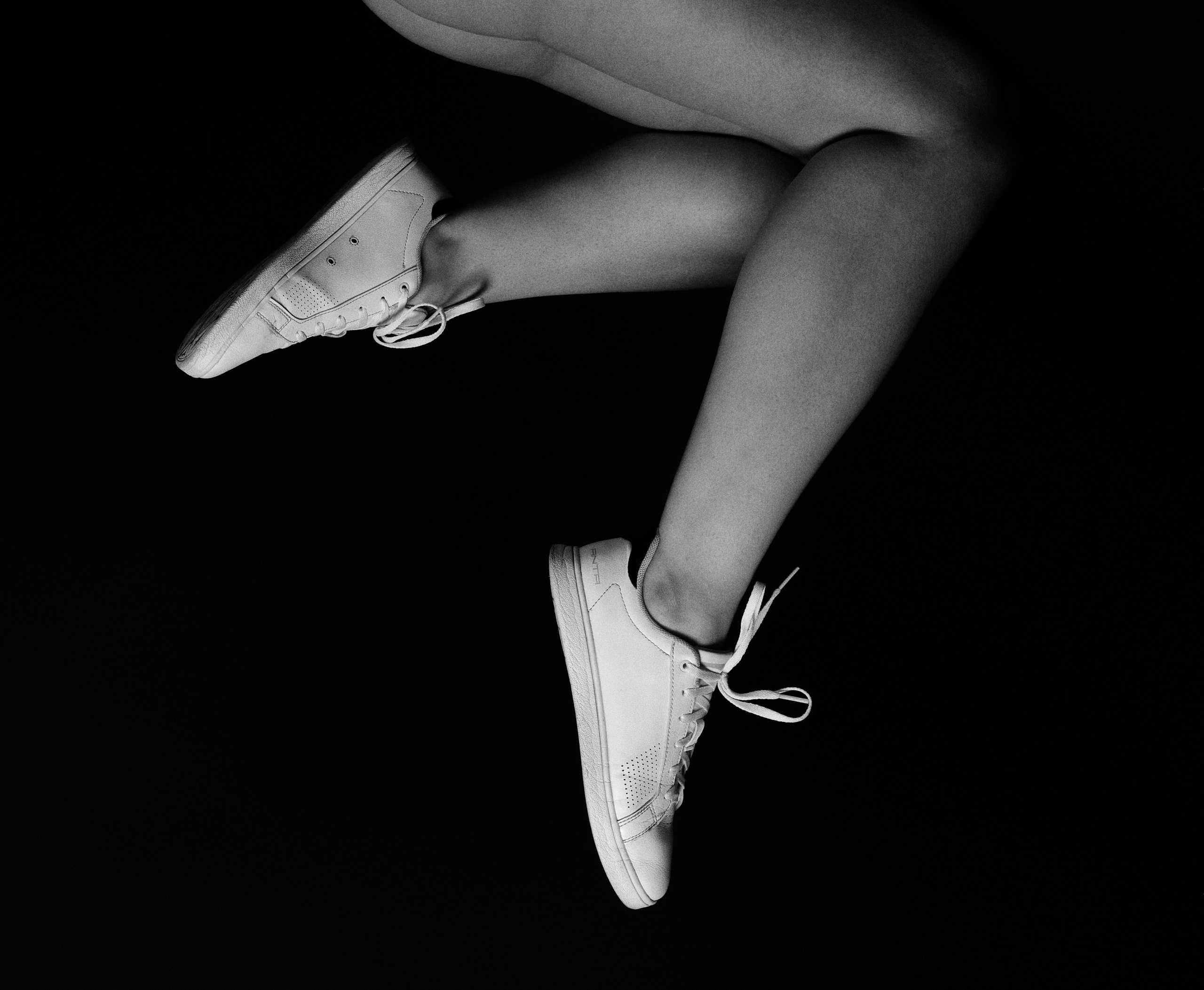 Фотоальбом с избранными женскими портретами