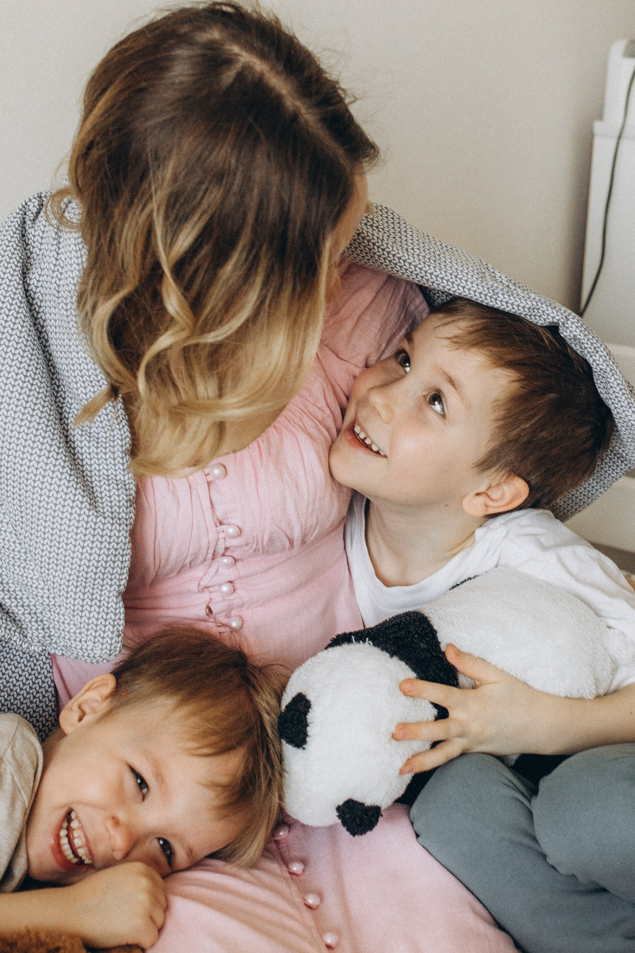 Аня с сыновьями. Семейный фотограф lifestyle в Новосибирске Елена Шпилевая