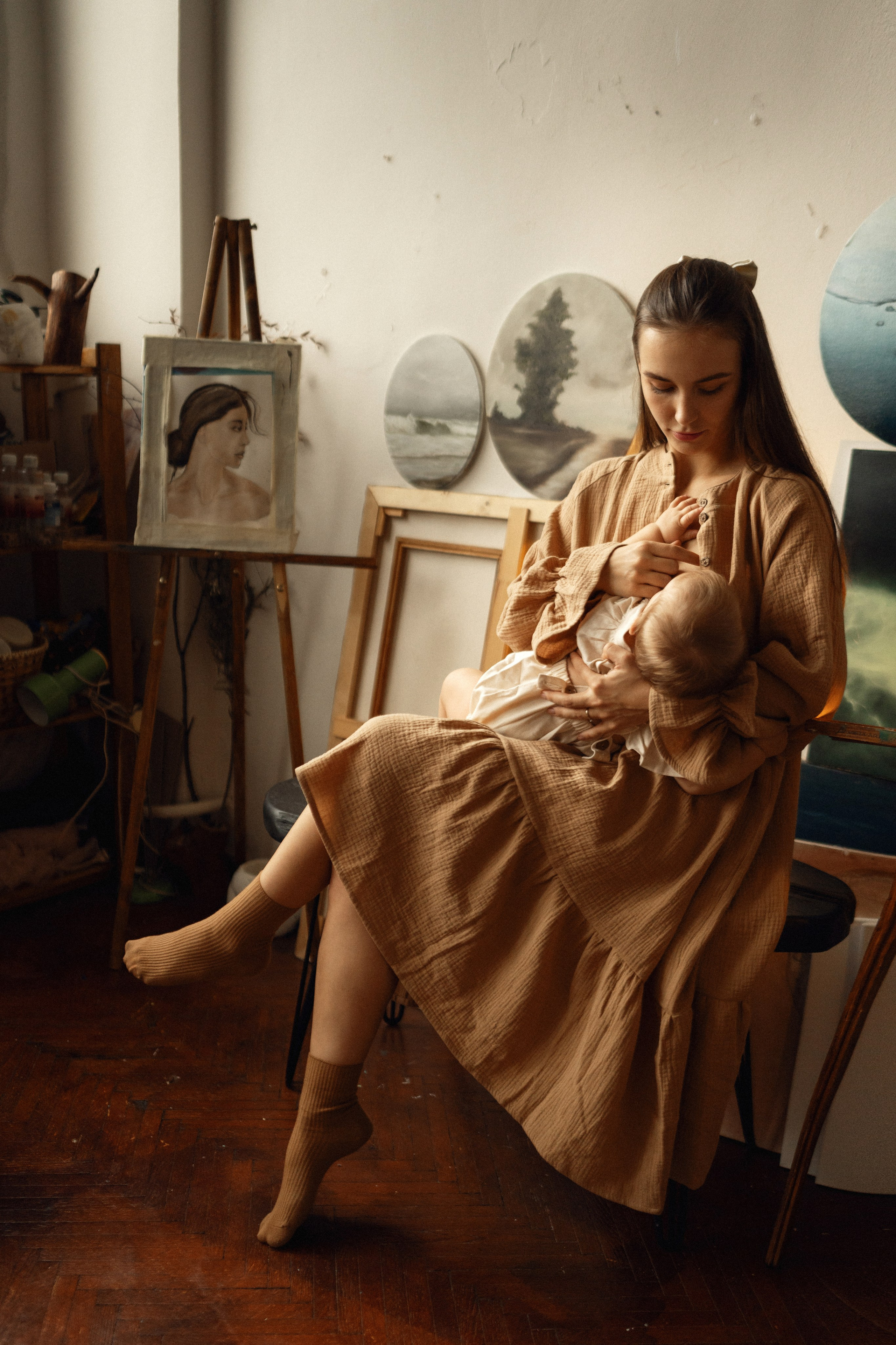 В мастерской художника. Семейный фотограф Москва. Фотограф беременности и материнства Москва