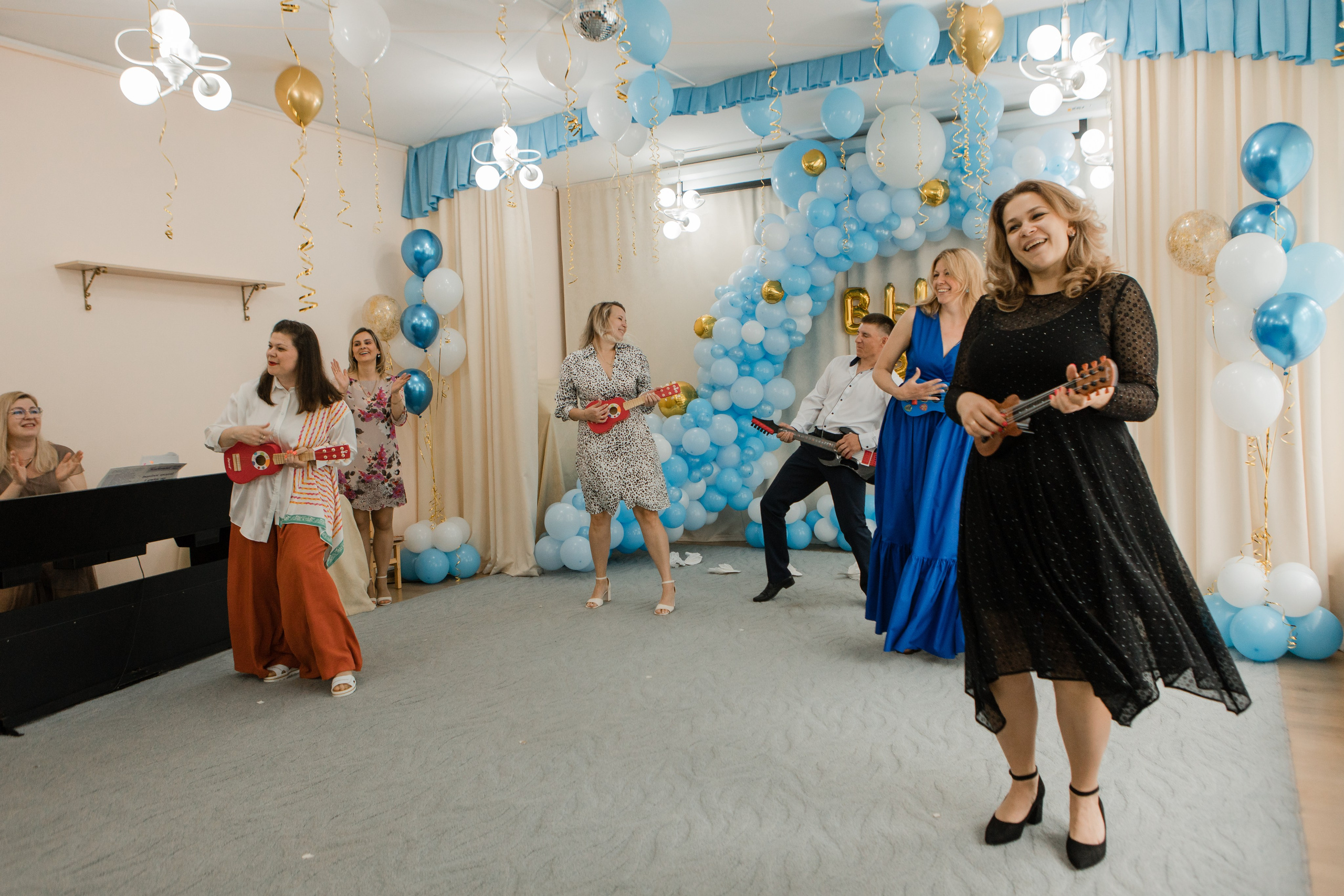 Фотосъемка выпускного в детском саду. Видеосъемка и фотосъемка свадеб. Фотограф и оператор на свадьбу. Видеосъемка подкастов, собственная видео-фотостудии. Предметная фотосъемка