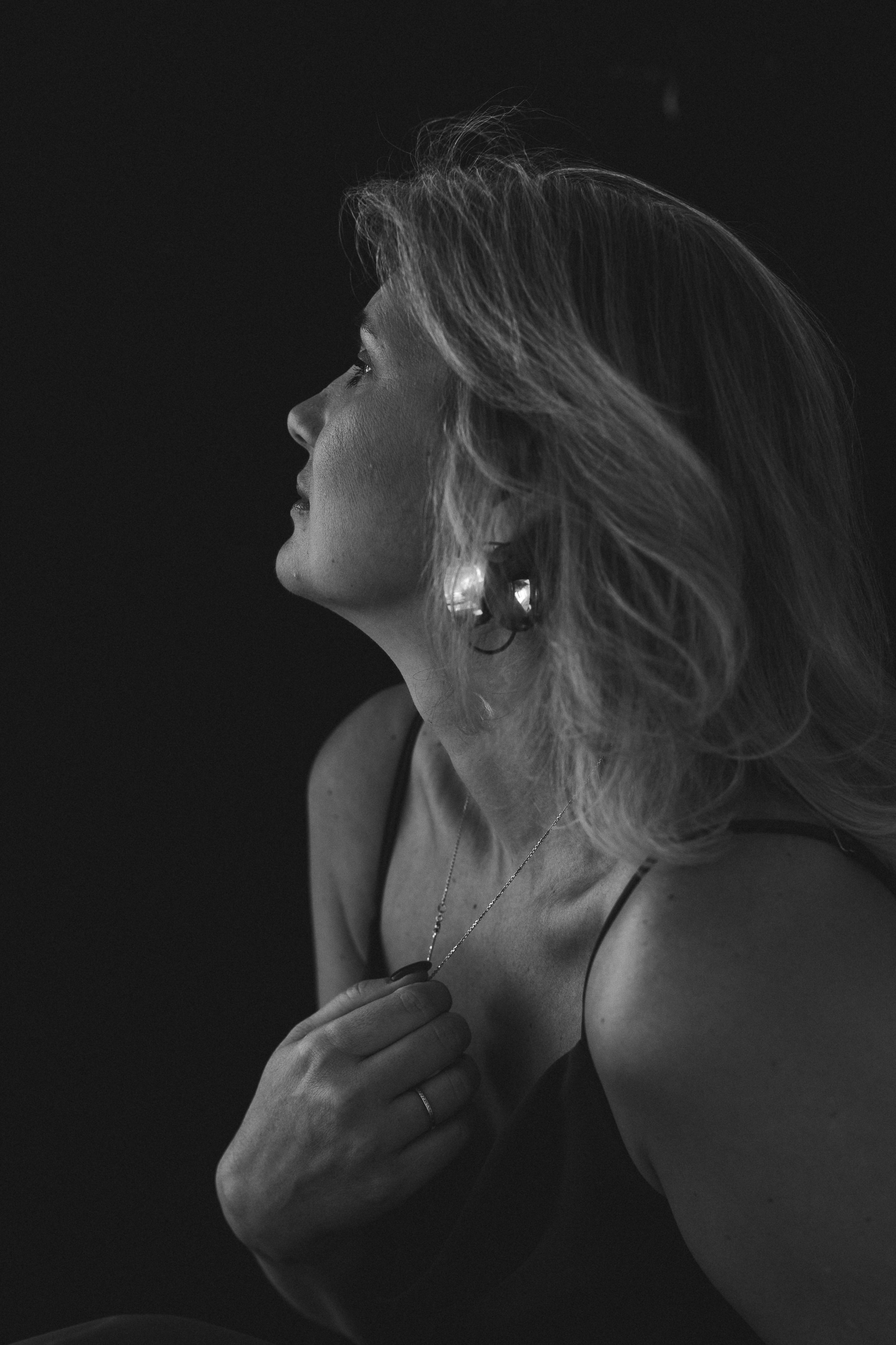 Индивидуальная студийная женская черно-белая фотосессия. Женский портретный фотограф в Нижнем Новгороде и Москве, Юлия Балашова